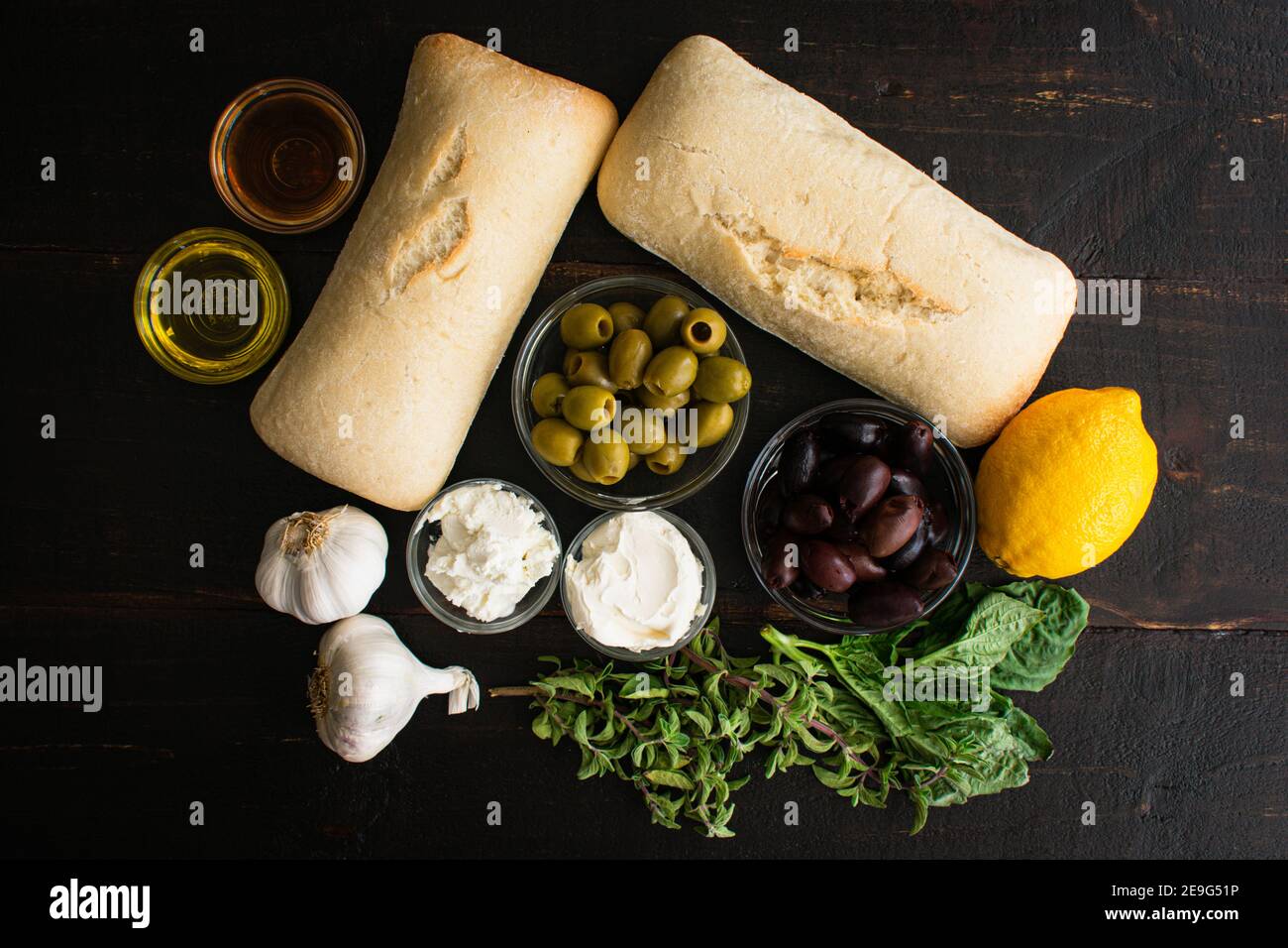 Tapenade aux olives herbés au fromage de chèvre Bruschetta Ingrédients: Olives, fromage, herbes et autres ingrédients d'apéritif Banque D'Images