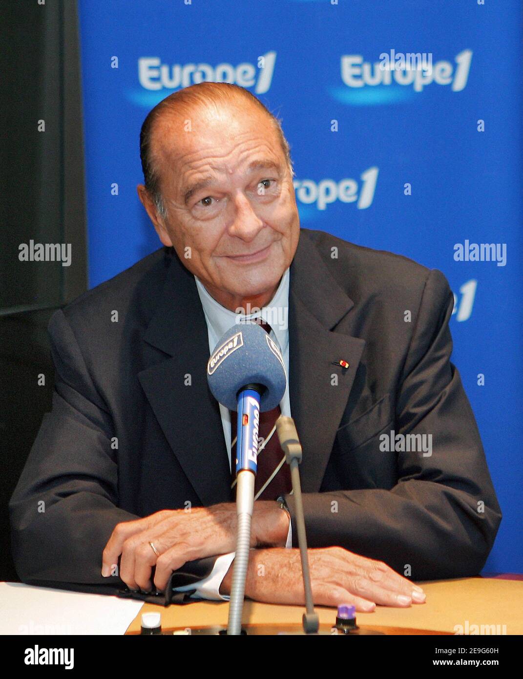 Le président français Jacques Chirac à la station de radio Europe 1,  interviewé par le directeur informatique et journaliste Jean-Pierre  Elkabbach à Paris, France, le 18 septembre 2006. Photo de Jacques  Demarthon/Pool/ABACAPRESS.COM