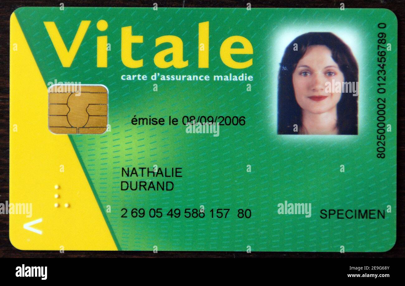 diff-rentes-vues-de-la-nouvelle-carte-vitale-2-avec-une-pi-ce-d