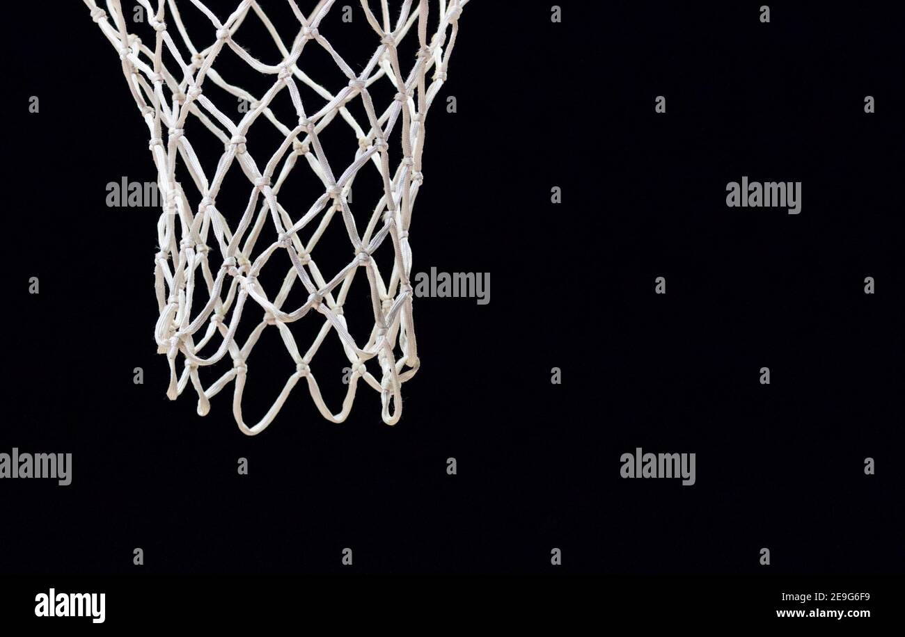 Filet de basket-ball gros plan sur fond noir. Banque D'Images