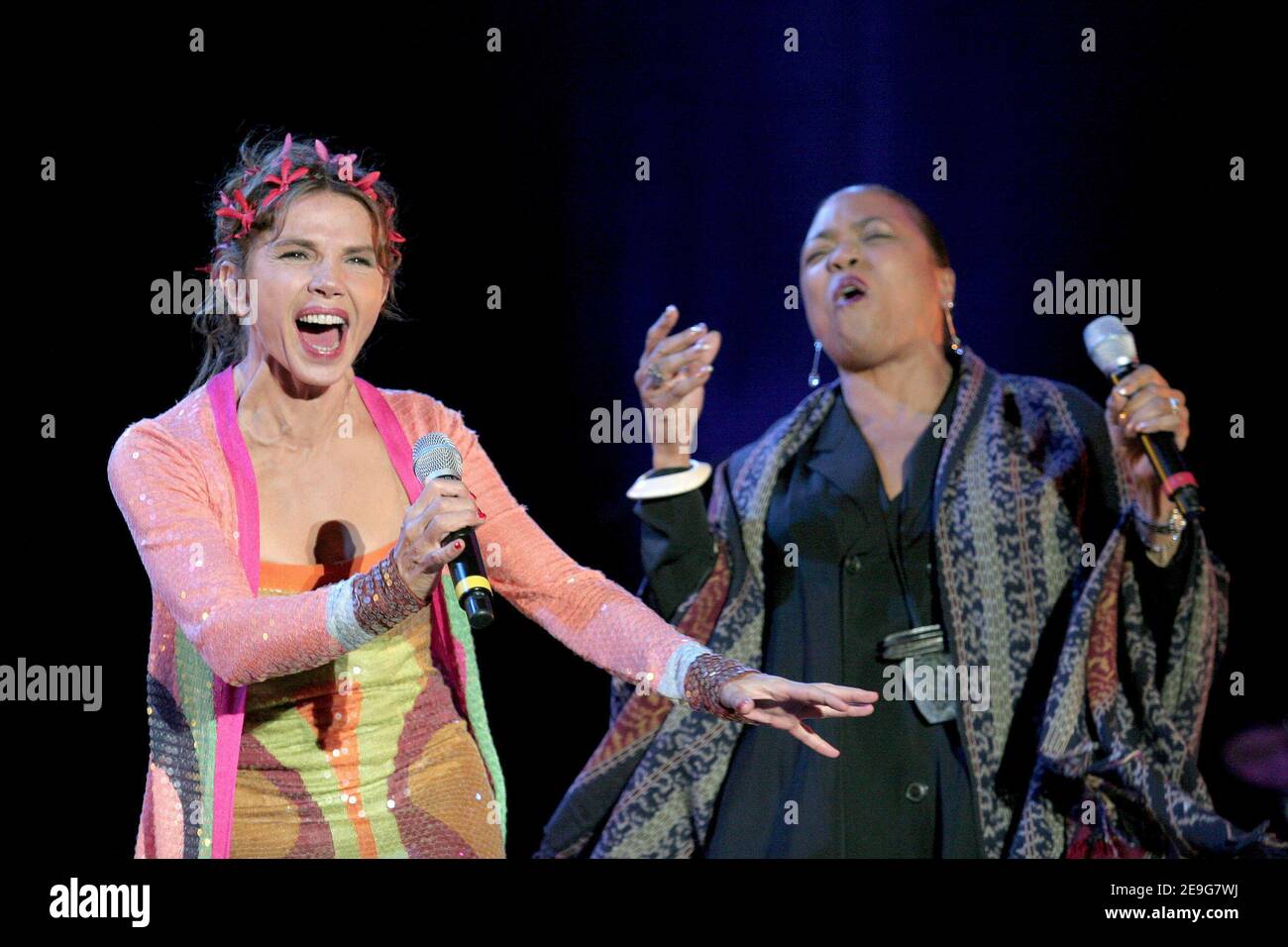 L'actrice et chanteuse espagnole Victoria Abril se produit en direct pendant le Festival Muzik'elles à Meaux, près de Paris, le 23 septembre 2006. Photo par Olivier Vadrot/ABACAPRESS.COM Banque D'Images