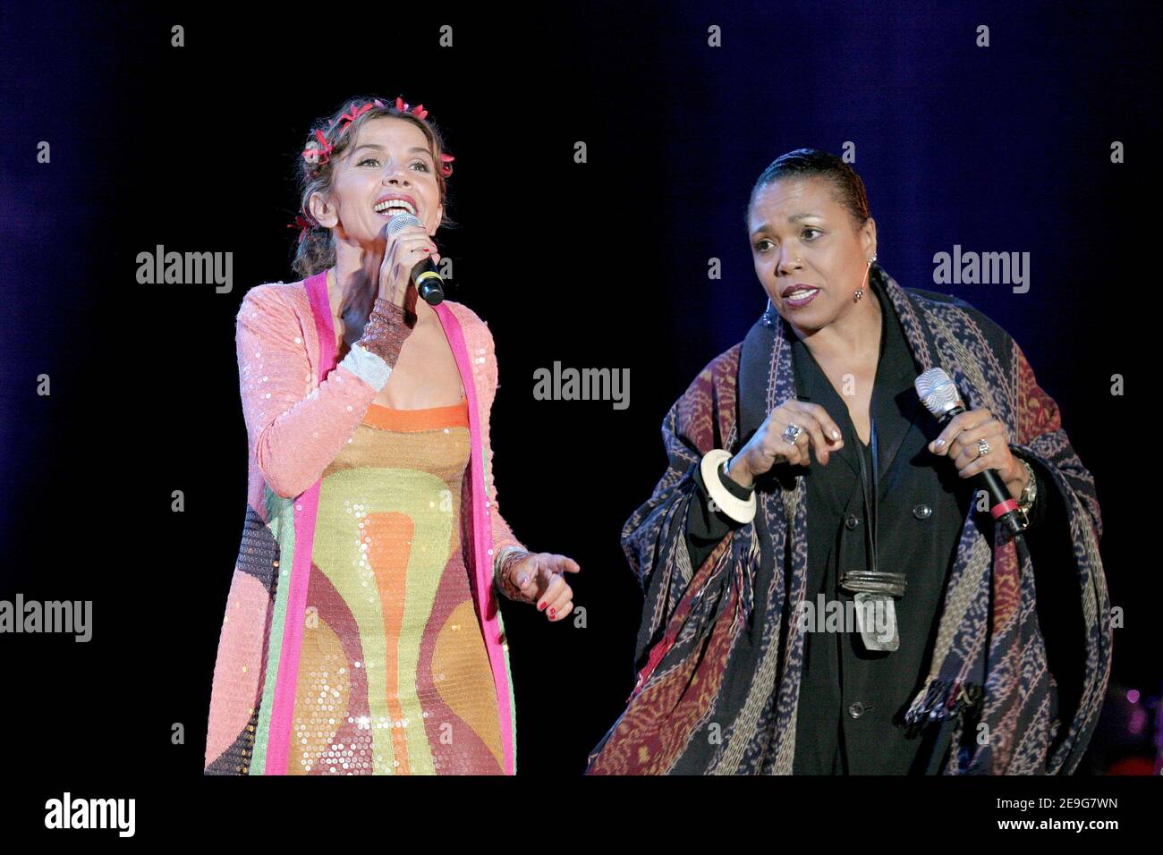 L'actrice et chanteuse espagnole Victoria Abril se produit en direct pendant le Festival Muzik'elles à Meaux, près de Paris, le 23 septembre 2006. Photo par Olivier Vadrot/ABACAPRESS.COM Banque D'Images