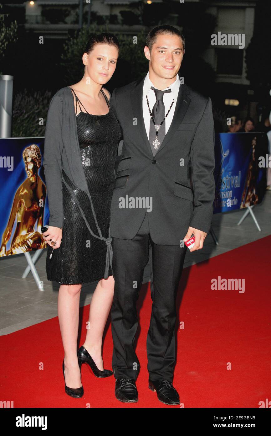 L'acteur français Aurélien Wiik et sa copine arrivent à la fête organisée au restaurant Rose des vents à Monaco lors du 46e Festival de télévision de Monte Carlo, le 30 juin 2006. Photo de Denis Guignebourg/ABACAPRESS.COM Banque D'Images