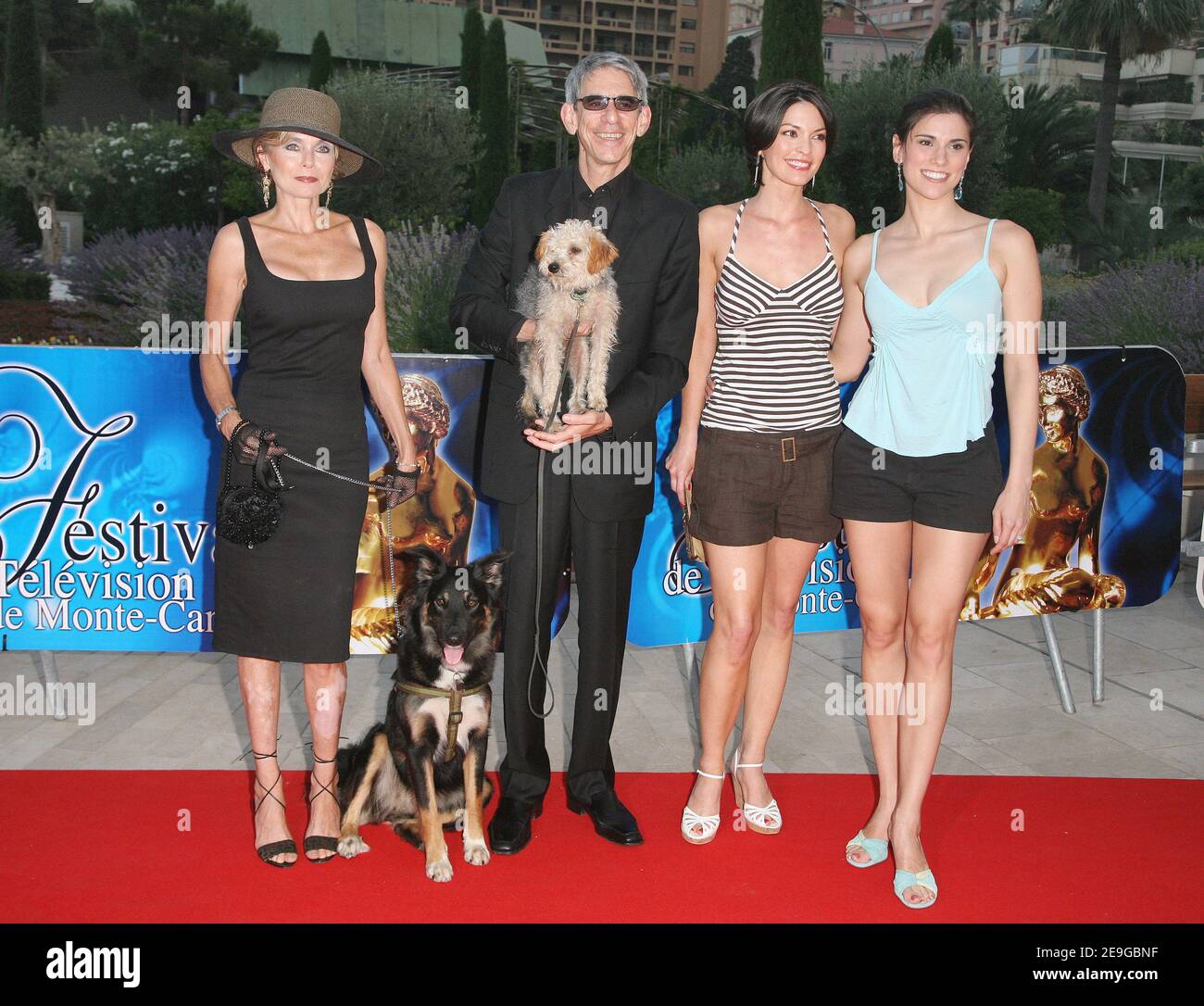 L'acteur AMÉRICAIN Richard Belzer, avec sa femme, ses filles et leurs chiens, arrive à la fête organisée au restaurant « Rose des vents » à Monaco lors du 46e Festival de télévision de Monte Carlo, le 30 juin 2006. Photo de Denis Guignebourg/ABACAPRESS.COM Banque D'Images