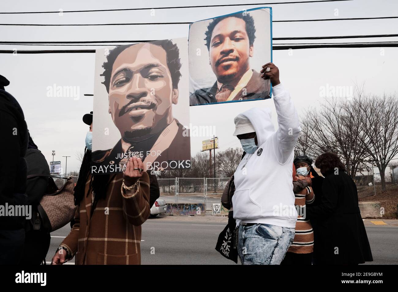 Atlanta, Géorgie, États-Unis. 4 février 2021. Deux manifestants portant des affiches avec des images de Rayshard Broosk assistent à une conférence de presse à Atlanta où plusieurs manifestants et élus expriment leurs préoccupations quant à la gestion de l'affaire Garrett Rolfe, l'officier de police d'Atlanta qui a abattu Rayshard Brooks. Rolfe a tiré sur Brooks après avoir répondu à un appel et a trouvé Brooks endormi dans sa voiture dans le parking d'un restaurant Wendy's. Ils ont également exprimé leurs préoccupations au sujet de la gestion de l'affaire de deux agents de police d'Atlanta accusés d'usage excessif de la force lors de la suppression de tw Banque D'Images