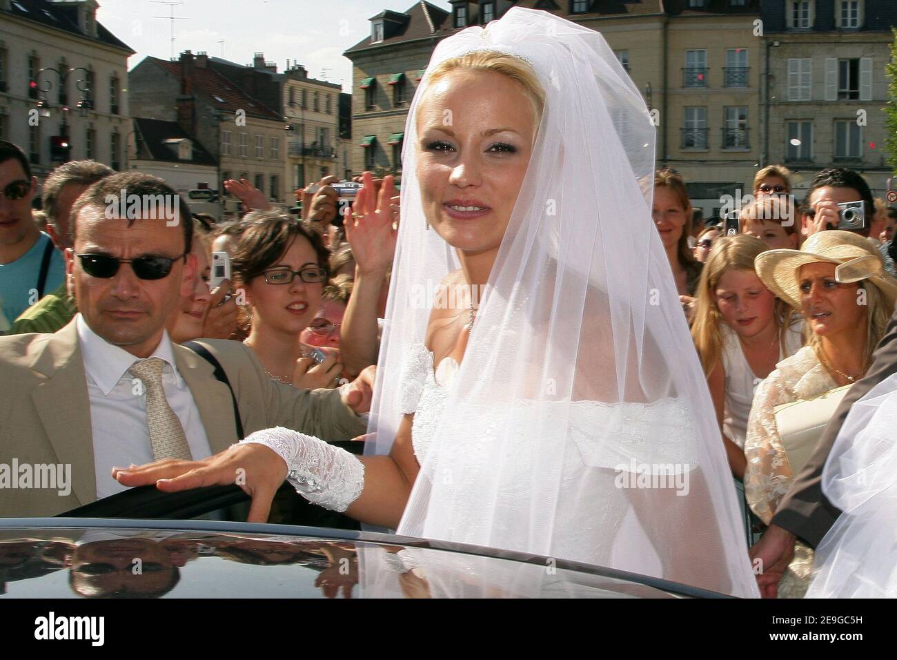 L'ancienne Miss France et Miss Europe Elodie Gossuin et Bertrand Lacherie se sont mariés à l'église de Compiègne et à l'hôtel de ville de Trosly-Breuil, dans le nord de la France, le 1er juillet 2006. Photo de Nebinger-Suu/ABACAPRESS.COM Banque D'Images