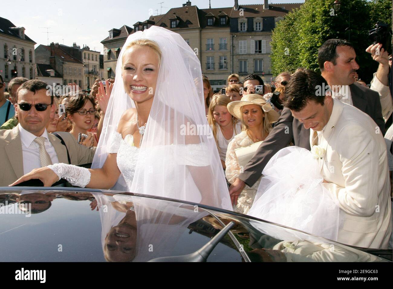 L'ancienne Miss France et Miss Europe Elodie Gossuin et Bertrand Lacherie se sont mariés à l'église de Compiègne et à l'hôtel de ville de Trosly-Breuil, dans le nord de la France, le 1er juillet 2006. Photo de Nebinger-Suu/ABACAPRESS.COM Banque D'Images