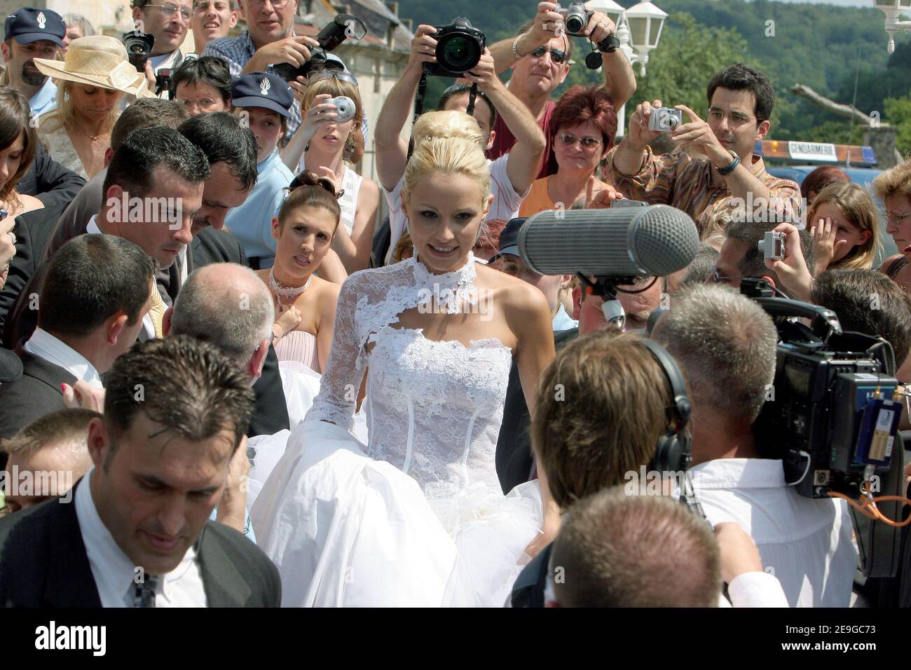 L'ancienne Miss France et Miss Europe Elodie Gossuin et Bertrand Lacherie se sont mariés à l'église de Compiègne et à l'hôtel de ville de Trosly-Breuil, dans le nord de la France, le 1er juillet 2006. Photo de Nebinger-Suu/ABACAPRESS.COM Banque D'Images