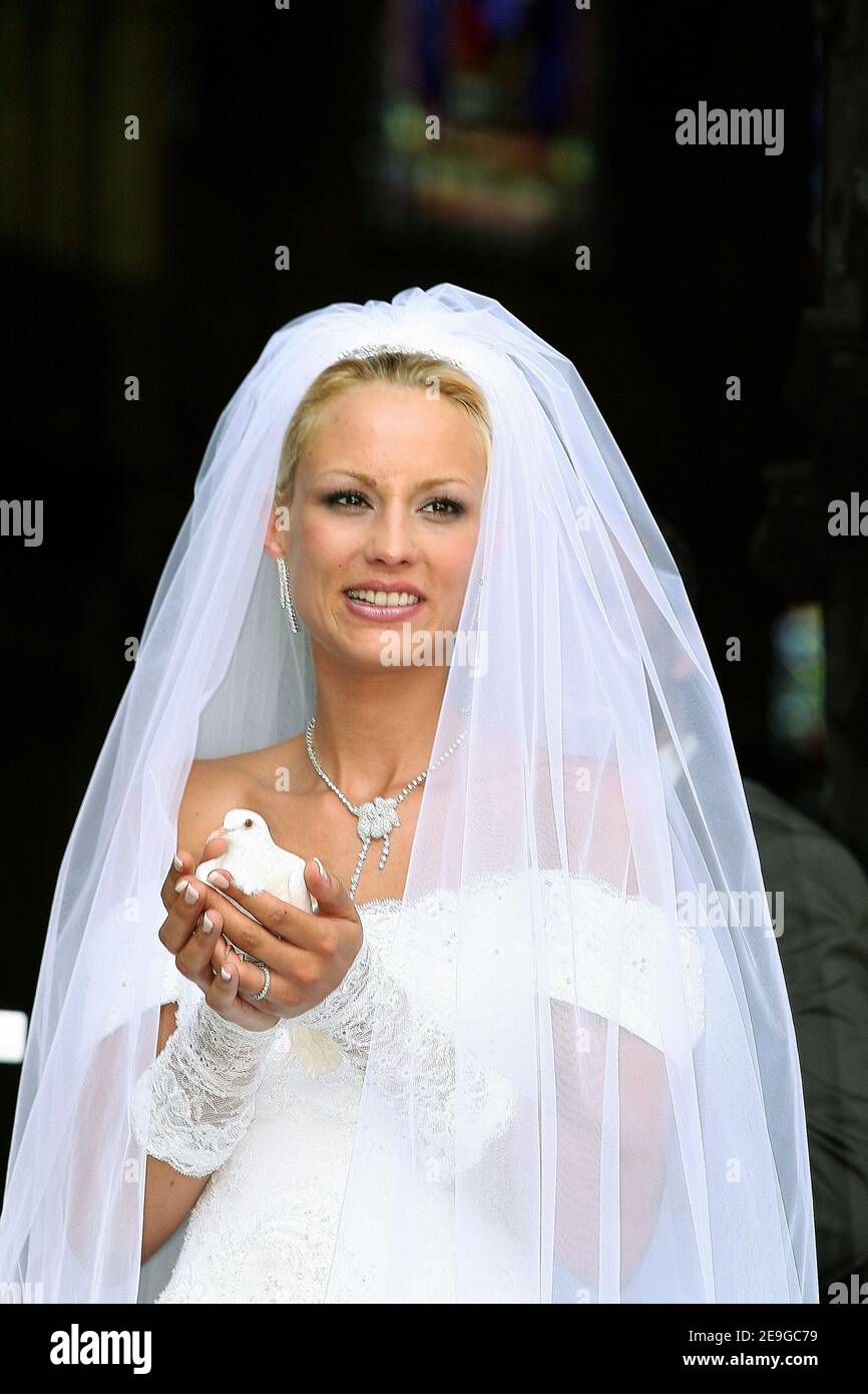 L'ancienne Miss France et Miss Europe Elodie Gossuin et Bertrand Lacherie se sont mariés à l'église de Compiègne et à l'hôtel de ville de Trosly-Breuil, dans le nord de la France, le 1er juillet 2006. Photo de Nebinger-Suu/ABACAPRESS.COM Banque D'Images