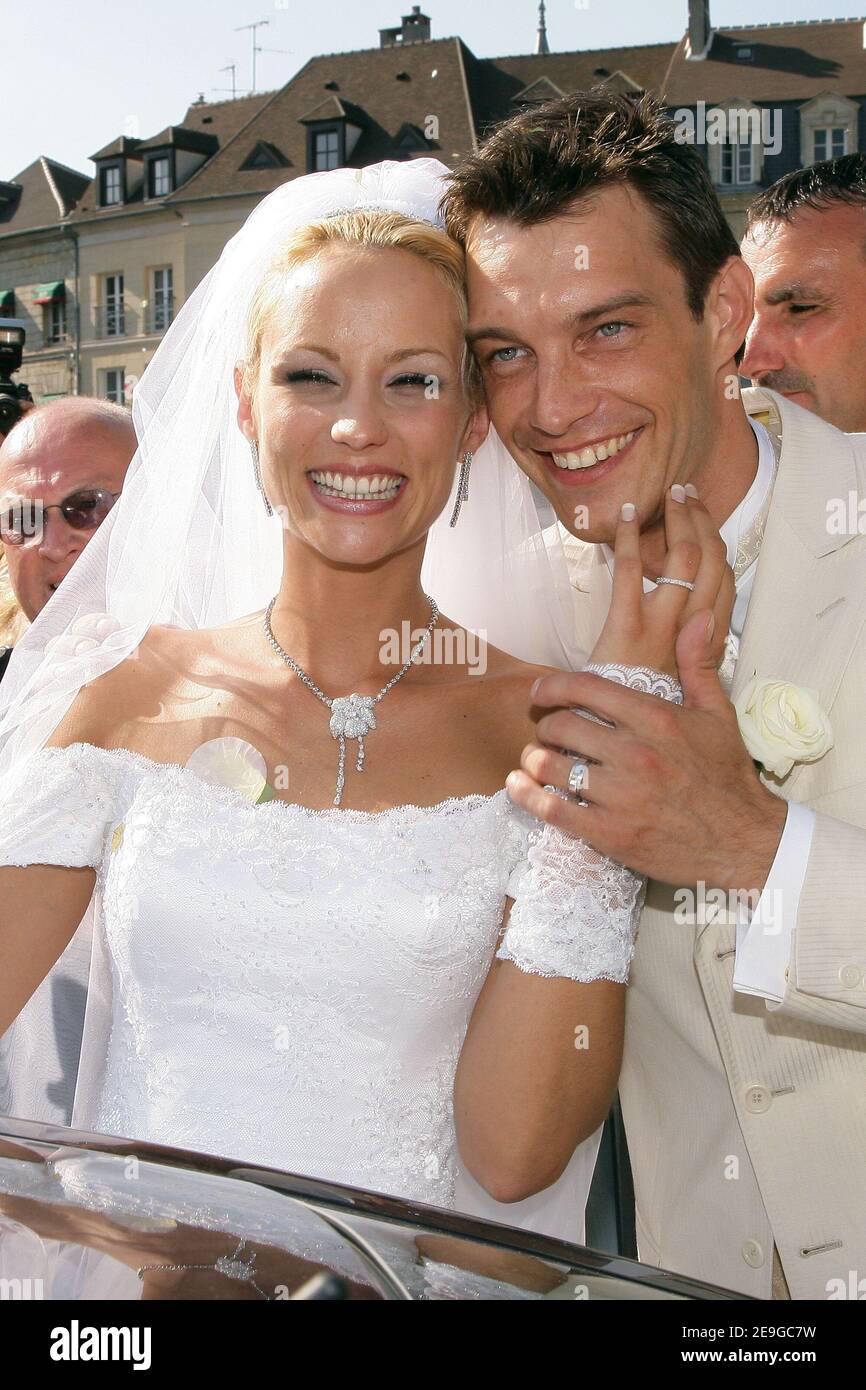 L'ancienne Miss France et Miss Europe Elodie Gossuin et Bertrand Lacherie se sont mariés à l'église de Compiègne et à l'hôtel de ville de Trosly-Breuil, dans le nord de la France, le 1er juillet 2006. Photo de Nebinger-Suu/ABACAPRESS.COM Banque D'Images