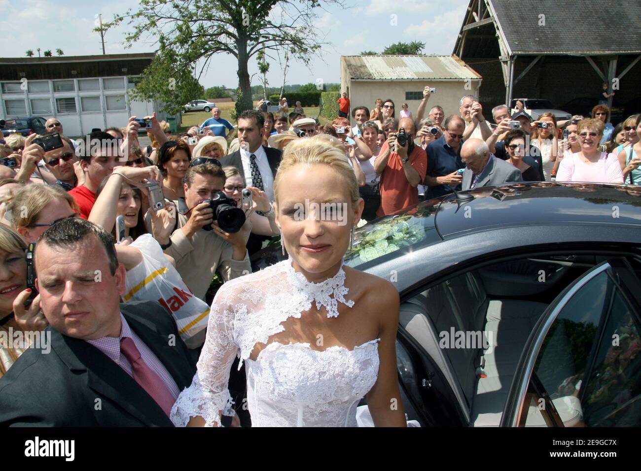 L'ancienne Miss France et Miss Europe Elodie Gossuin et Bertrand Lacherie se sont mariés à l'église de Compiègne et à l'hôtel de ville de Trosly-Breuil, dans le nord de la France, le 1er juillet 2006. Photo de Nebinger-Suu/ABACAPRESS.COM Banque D'Images