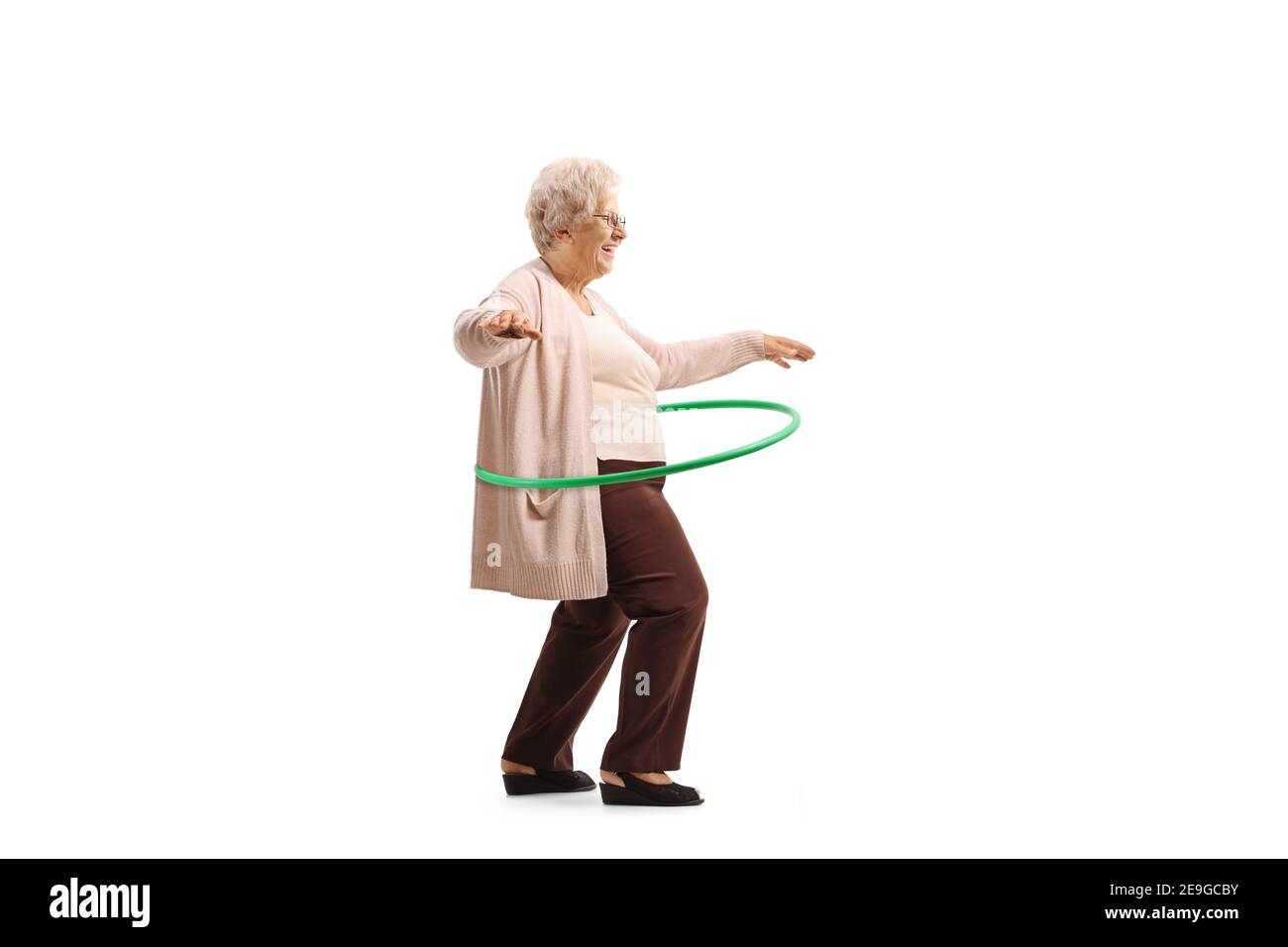 Hula spinning de grand-mère isolée sur fond blanc Banque D'Images