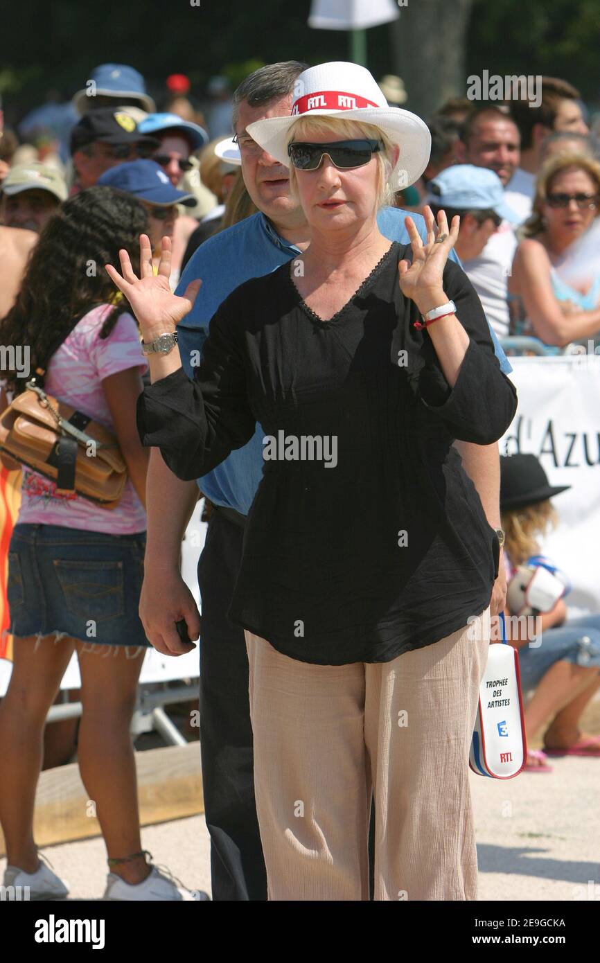 Daniele Gilbert participe à un concours de pétanque (mondial de la pétanque) organisé par le journal 'la Marseillaise', qui s'est tenu au Parc Borely à Marseille, dans le sud de la France, le 02 juillet 2006. Photo de Gerald Holubowicz/ABACAPRESS.COM Banque D'Images