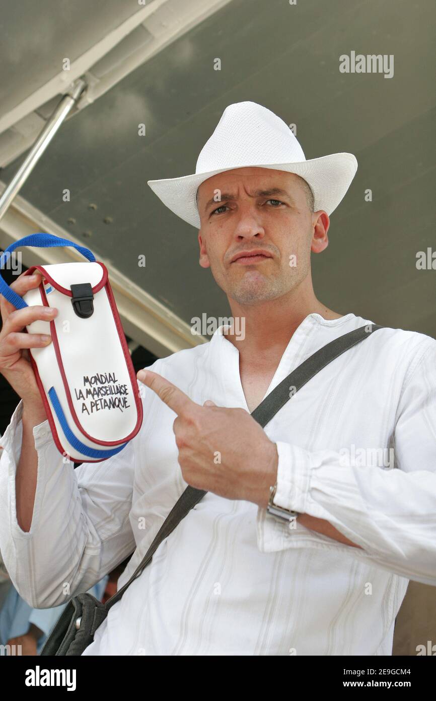 Maxime participe à un concours de pétanque (mondial de la pétanque) organisé par le journal 'la Marseillaise', qui s'est tenu au Parc Borely à Marseille, dans le sud de la France, le 02 juillet 2006. Photo de Gerald Holubowicz/ABACAPRESS.COM Banque D'Images