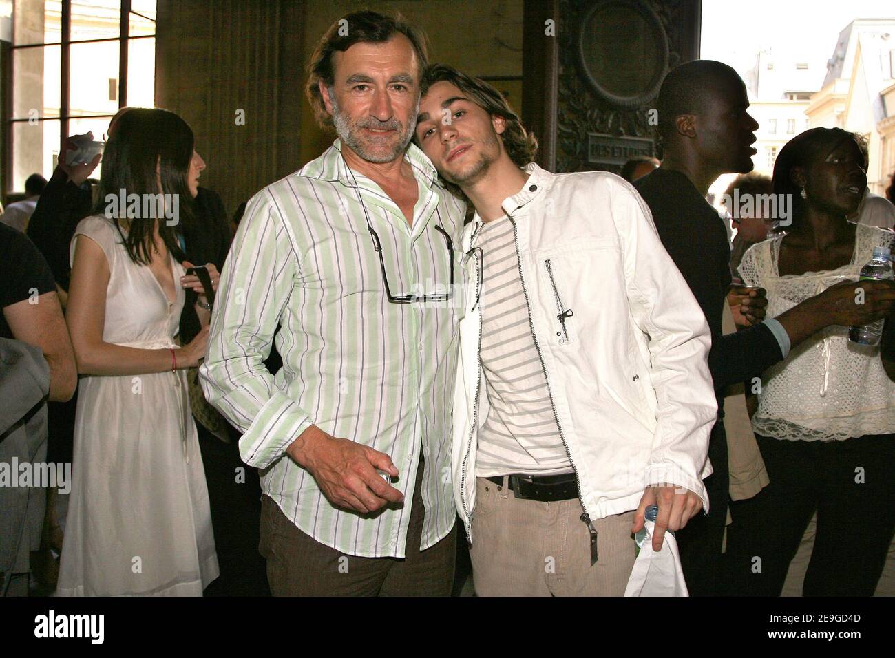 L'acteur français Christophe Malavoy et son fils Romain assistent au défilé de mode Smalto Men Printemps-été 2007 à Paris, France, le 3 juillet 2006. Photo de Nebinger-Taamallah/ABACAPRESS.COM Banque D'Images
