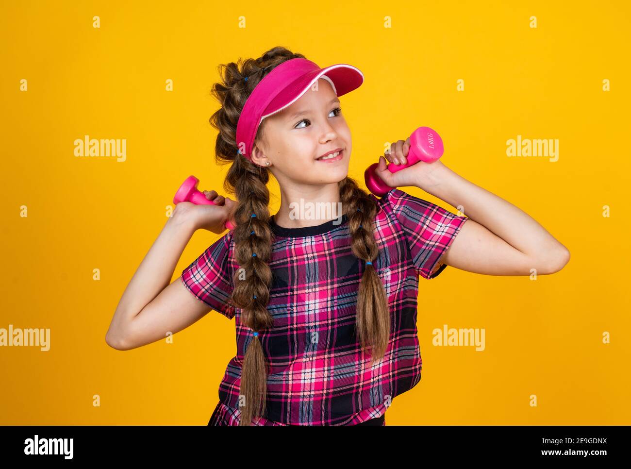 un adolescent en forme de casquette de fitness tenant un coiffeur ou un  dumbbell équipement de sport, séance d'entraînement Photo Stock - Alamy