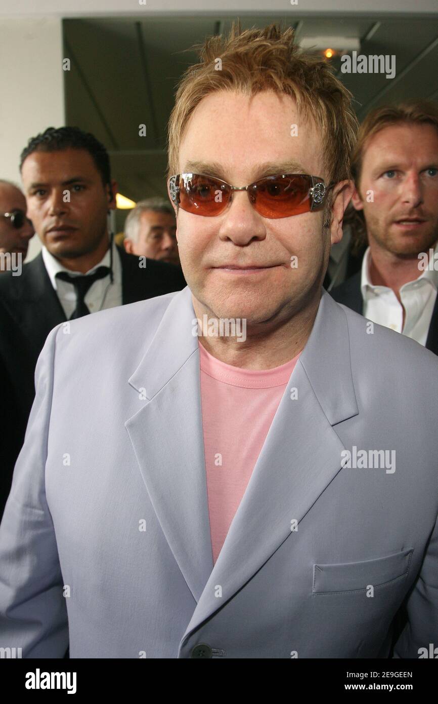 Sir Elton John photographié à la collection de haute-Couture automne-hiver 2006-2007 de Chanel, qui s'est tenue à 'Pelouse de Saint-Cloud' près de Paris, en France, le 6 juillet 2006. Photo de Nebinger-Taamallah/ABACAPRESS.COM Banque D'Images