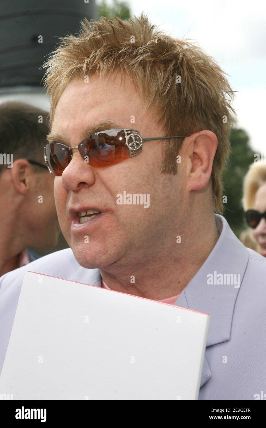 Sir Elton John photographié à la collection de haute-Couture automne-hiver 2006-2007 de Chanel, qui s'est tenue à 'Pelouse de Saint-Cloud' près de Paris, en France, le 6 juillet 2006. Photo de Nebinger-Taamallah/ABACAPRESS.COM Banque D'Images