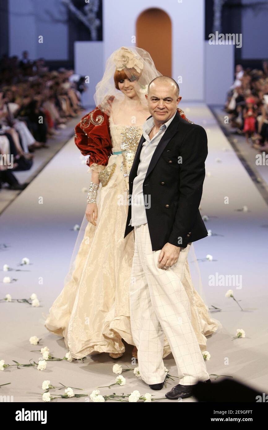 Le Designer Fran ais Christian Lacroix Avec Un Mod le Apr s La le-designer-fran-ais-christian-lacroix-avec-un-mod-le-apr-s-la