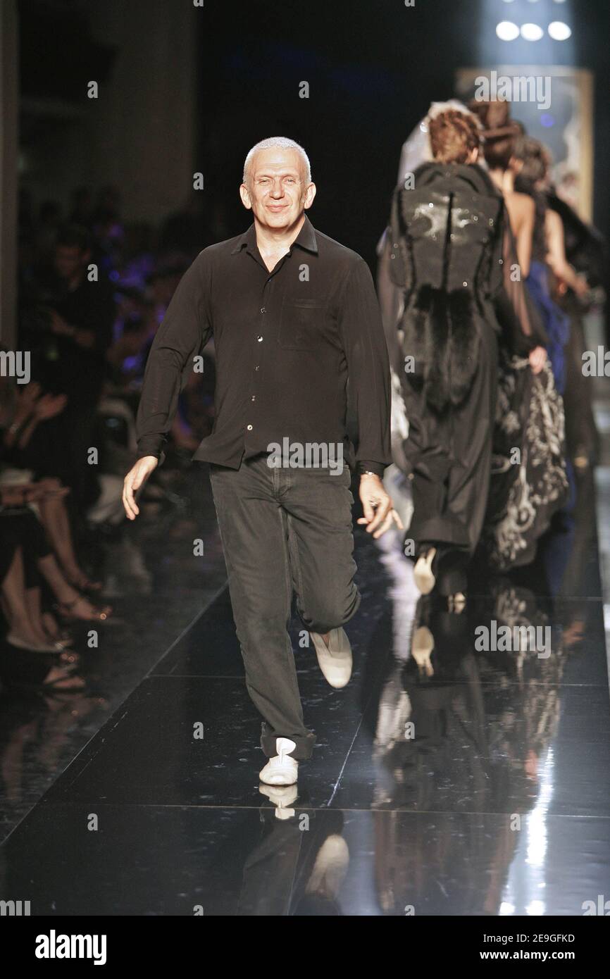 Le designer français Jean-Paul Gaultier après sa collection haute-Couture automne-hiver 2007 à Paris, France, le 7 juillet 2006. Photo de Java/ABACAPRESS.COM Banque D'Images