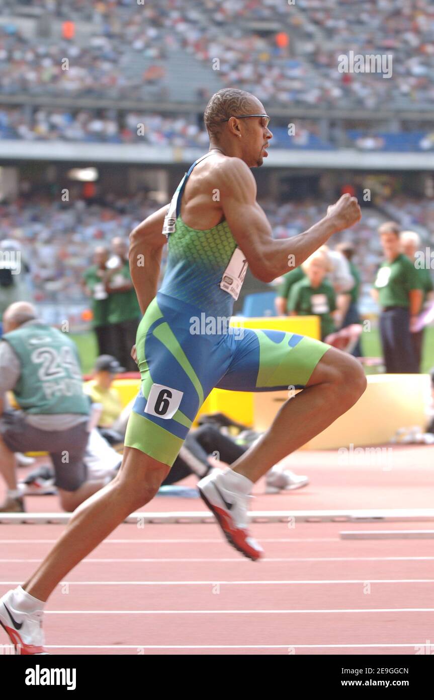 Naman Keita, de France, participe sur 400m haies Men lors de la rencontre Athlétique gaz de France au Stade de France à Saint-Denis près de Paris, France, le 8 juillet 2006. Photo de Stéphane Kempinaire/Cameleon/ABACAPRESS.COM Banque D'Images