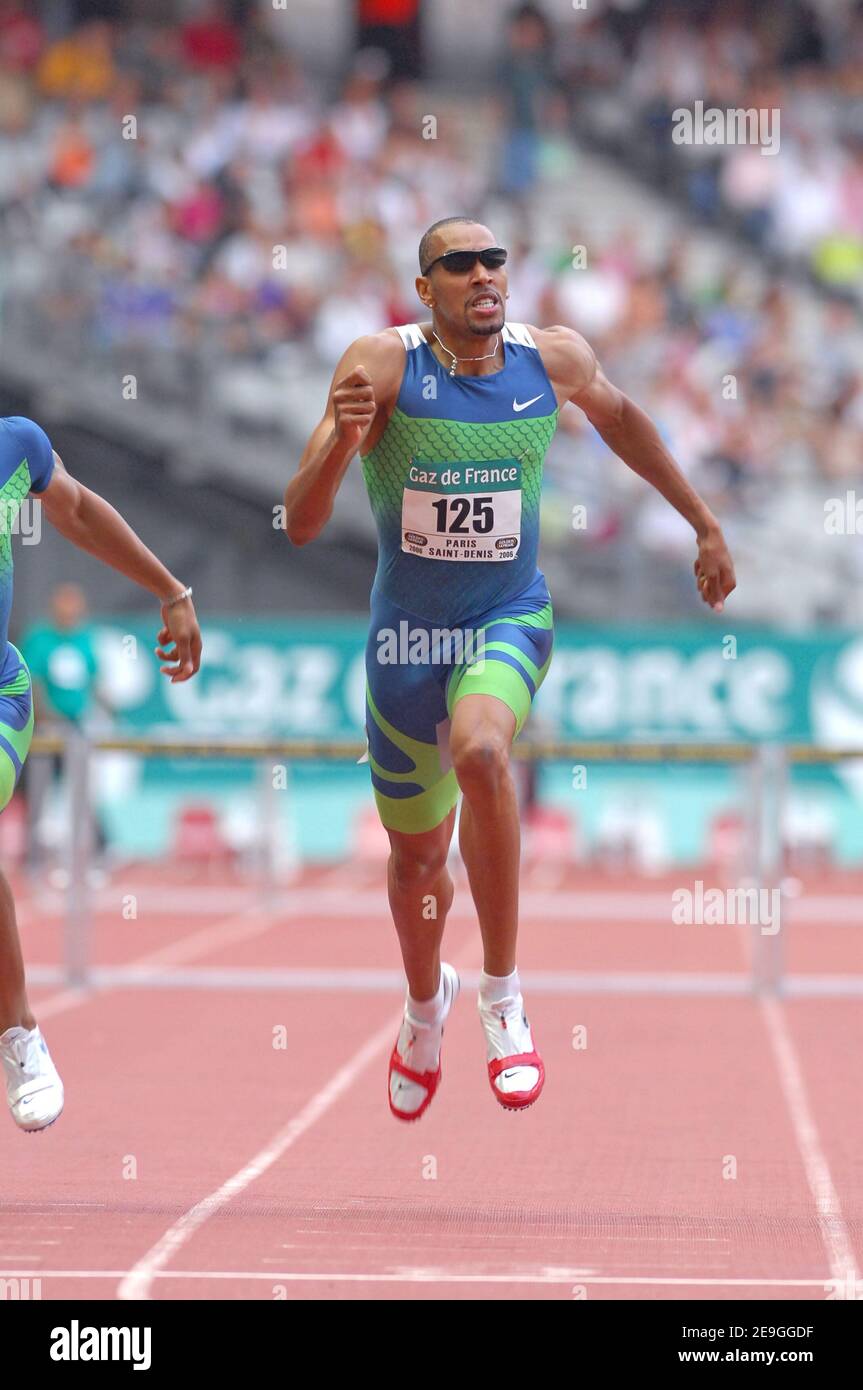 Naman Keita, de France, participe sur 400m haies Men lors de la rencontre Athlétique gaz de France au Stade de France à Saint-Denis près de Paris, France, le 8 juillet 2006. Photo de Stéphane Kempinaire/Cameleon/ABACAPRESS.COM Banque D'Images