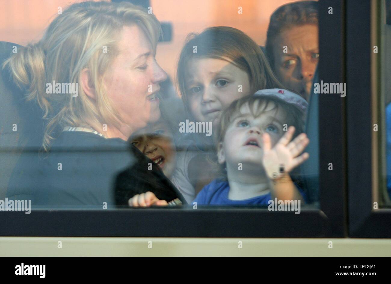 Une femme américaine avec trois enfants arrive en bus au port de Beyrouth pour embarquer dans un ferry à côté de centaines de citoyens français en direction de Chypre le 17 juillet 2006. Alors que les Américains n'ont pas encore été évacués sauf quelques exceptions, le gouvernement français a négocié un cessez-le-feu temporaire dans la région avec les deux parties, Israël et Hazhollah, dans le but d'évacuer en toute sécurité ses citoyens du pays. Le Premier ministre français Dominique de Villepin et le ministre des Affaires étrangères Philippe Douste-Blazy sont arrivés brièvement à Beyrouth par hélicoptère pour rencontrer le PM libanais Fuad Siniora et saluer le Fren Banque D'Images