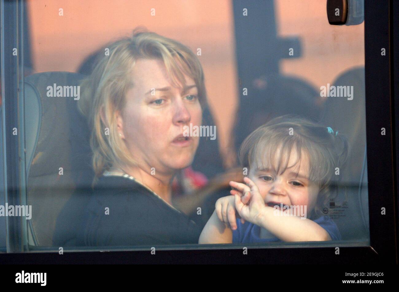 Une femme américaine avec trois enfants arrive en bus au port de Beyrouth pour embarquer dans un ferry à côté de centaines de citoyens français en direction de Chypre le 17 juillet 2006. Alors que les Américains n'ont pas encore été évacués sauf quelques exceptions, le gouvernement français a négocié un cessez-le-feu temporaire dans la région avec les deux parties, Israël et Hazhollah, dans le but d'évacuer en toute sécurité ses citoyens du pays. Le Premier ministre français Dominique de Villepin et le ministre des Affaires étrangères Philippe Douste-Blazy sont arrivés brièvement à Beyrouth par hélicoptère pour rencontrer le PM libanais Fuad Siniora et saluer le Fren Banque D'Images