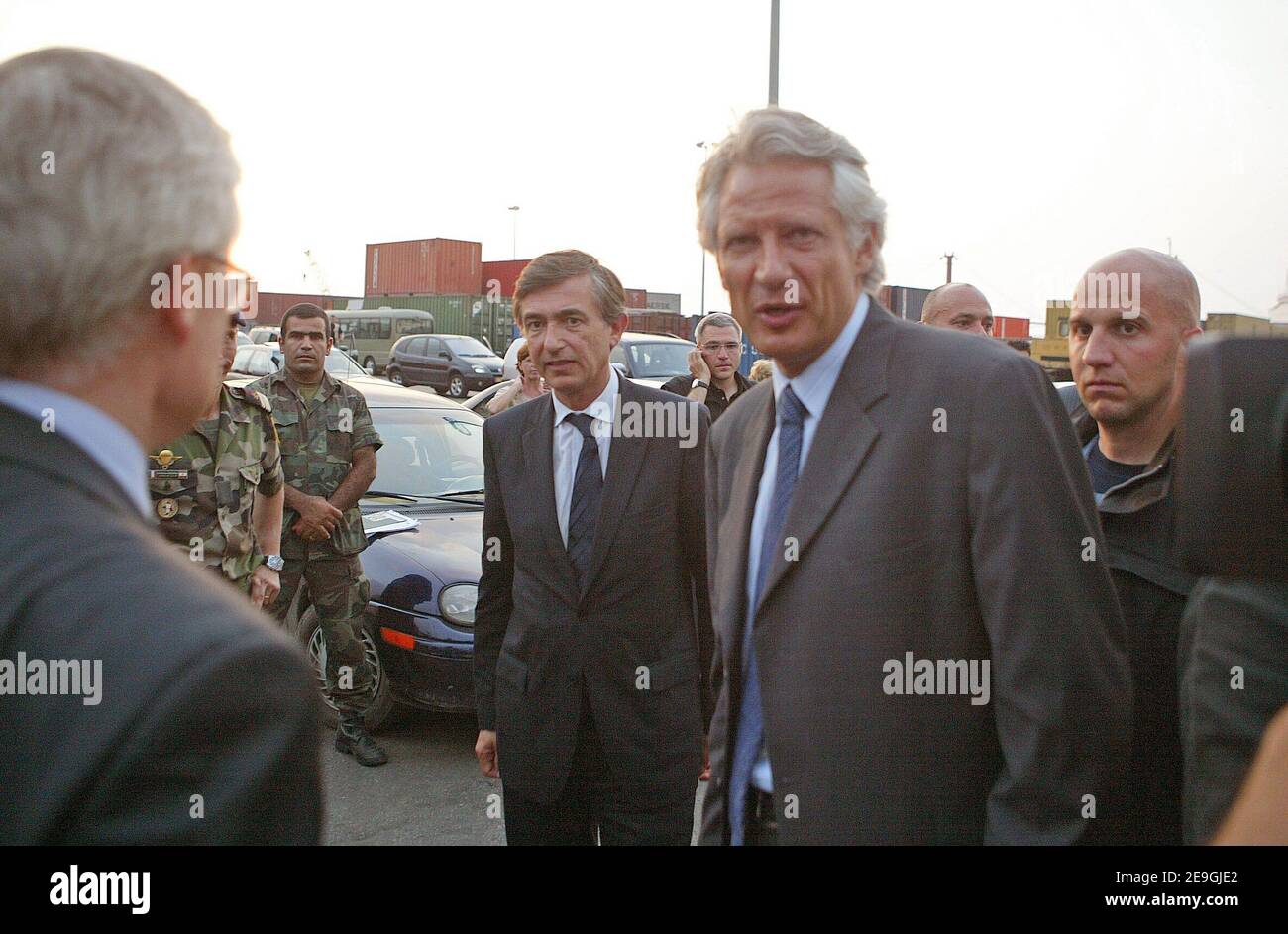 Le Premier ministre français Dominique de Villepin et le ministre des Affaires étrangères Phillipe Douste Blazy arrivent pour une brève visite à Beyrouth le 17 juillet 2006 pour rencontrer le Premier ministre libanais Fuad Siniora et saluer les citoyens français évacués du Liban par bateau du port de la capitale. C'est la première visite d'un chef de gouvernement européen au Liban depuis le début de la guerre avec Israël. Beyrouth, Liban, le 17 juillet 2006. Photo de Michael Dohrn/ABACAPRESS.COM Banque D'Images