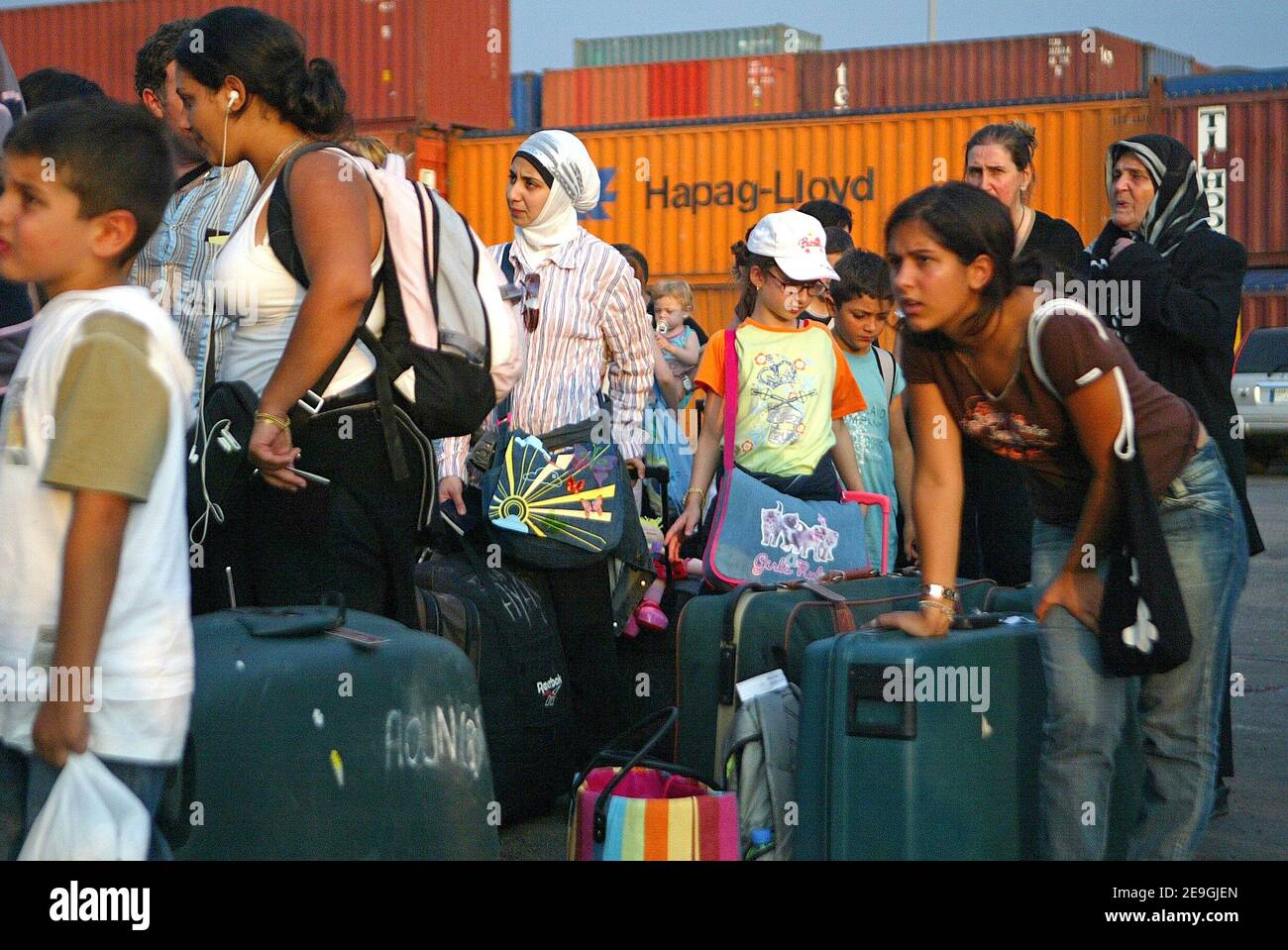 Des centaines de Français et quelques Américains embarquent à bord d'un ferry en direction de Chypre au port de Beyrouth le 17 juillet 2006. Le gouvernement français a négocié un cessez-le-feu temporaire dans la région avec les deux parties, Israël et le Hezbollah, dans le but d'évacuer en toute sécurité ses citoyens du pays. Le Premier ministre français Dominique de Villepin et le ministre des Affaires étrangères Philippe Douste-Blazy sont arrivés brièvement à Beyrouth par hélicoptère pour rencontrer le PM libanais Fuad Siniora et saluer les évacués français. Beyrouth, Liban, le 17 juillet 2006. Photo de Michael Dohrn/ABACAPRESS.COM Banque D'Images