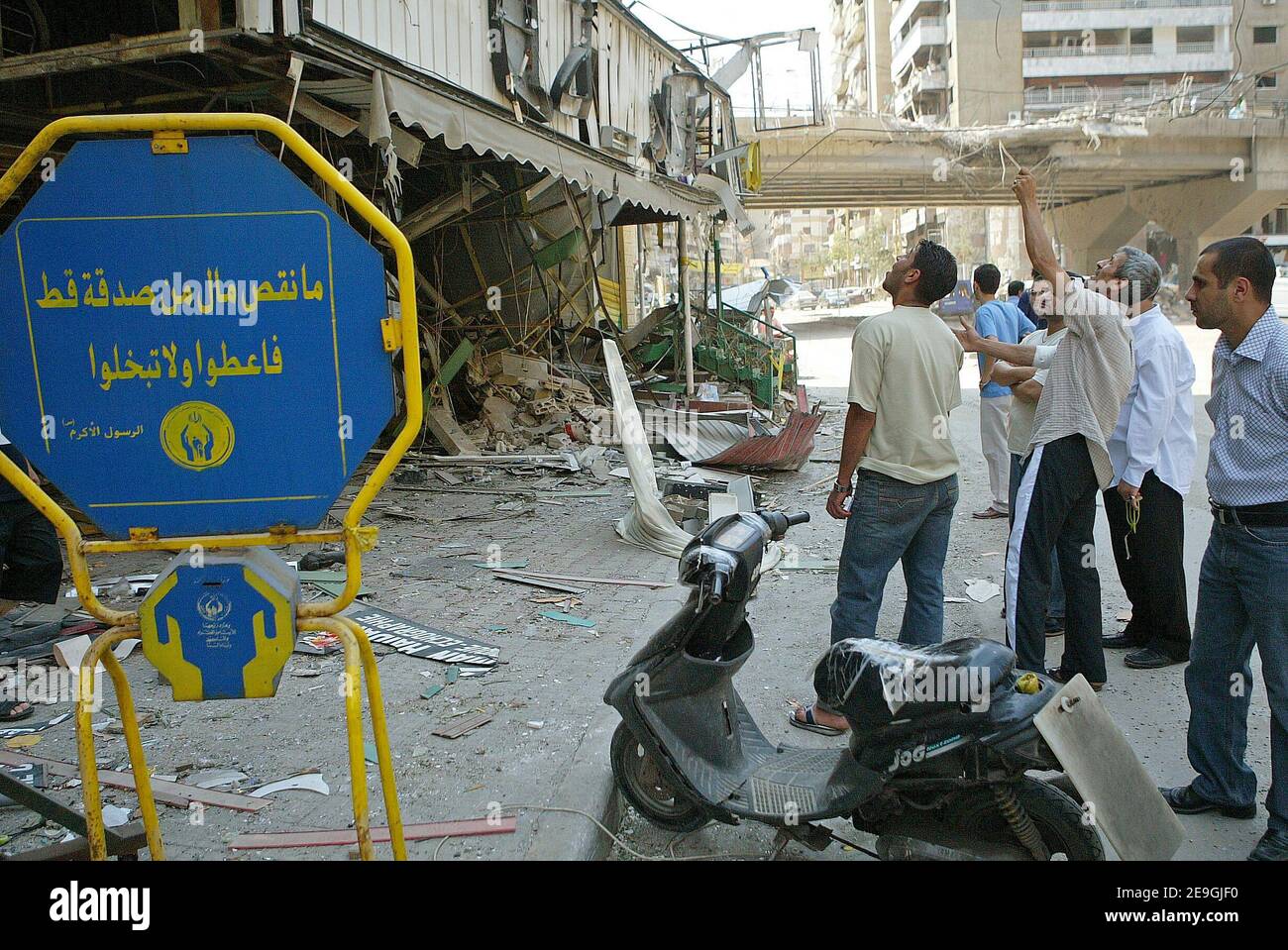 Scènes de ponts et d'infrastructures détruites par des avions de guerre israéliens, coupant ainsi Beyrouth des provinces du sud du pays, où le Hezbollah a lancé des roquettes sur Israël. Après que le parti chiite de Dieu a enlevé deux soldats israéliens de la frontière avec le Liban, Israël a déclaré la guerre au Liban et a bombardé les principales infrastructures du pays, y compris l'aéroport international, les autoroutes et les centrales électriques. beyrouth, Liban, le 18 juillet 2006. Photo de Michael Dorhn/ABACAPRESS.COM Banque D'Images