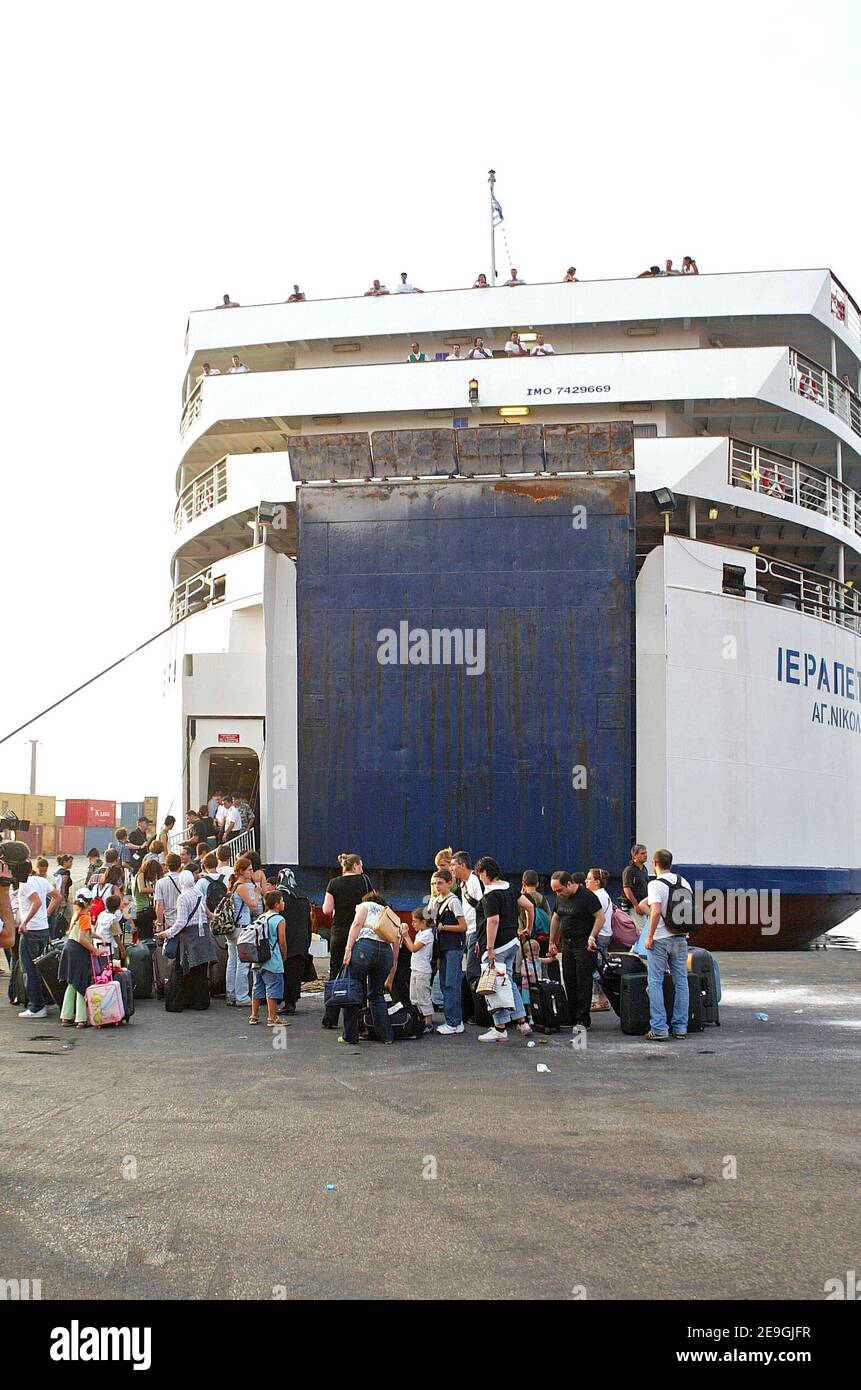 Des centaines de Français et quelques Américains embarquent à bord d'un ferry en direction de Chypre au port de Beyrouth le 17 juillet 2006. Le gouvernement français a négocié un cessez-le-feu temporaire dans la région avec les deux parties, Israël et le Hezbollah, dans le but d'évacuer en toute sécurité ses citoyens du pays. Le Premier ministre français Dominique de Villepin et le ministre des Affaires étrangères Philippe Douste-Blazy sont arrivés brièvement à Beyrouth par hélicoptère pour rencontrer le PM libanais Fuad Siniora et saluer les évacués français. Beyrouth, Liban, le 17 juillet 2006. Photo de Michael Dohrn/ABACAPRESS.COM Banque D'Images