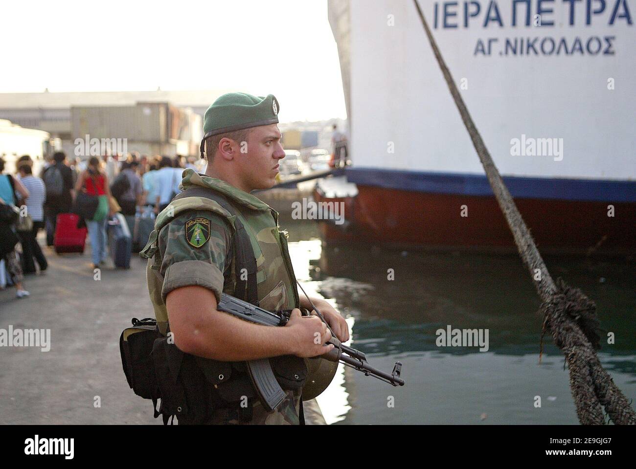 Un soldat libanais garde le port de Beyrouth à côté du ferry chypriote, à bord duquel des centaines de citoyens français et quelques Américains se dirigent vers Chypre le 17 juillet 2006. Le gouvernement français a négocié un cessez-le-feu temporaire dans la région avec les deux parties, Israël et le Hezbollah, dans le but d'évacuer en toute sécurité ses citoyens du pays. Le Premier ministre français Dominique de Villepin et le ministre des Affaires étrangères Philippe Douste-Blazy sont arrivés brièvement à Beyrouth par hélicoptère pour rencontrer le PM libanais Fuad Siniora et saluer les évacués français. Beyrouth, Liban, le 17 juillet 2006. Photo de Michael Banque D'Images