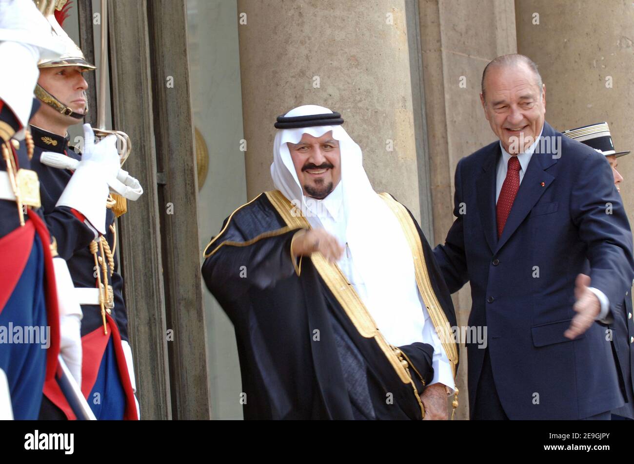 Le président français Jacques Chirac reçoit le prince héritier saoudien Sultan Bin Abdulaziz Al Saud au Palais de l'Elysée à Paris, en France, le 19 juillet 2006. Photo par Ammar Abd Rabbo/ABACAPRESS.COM Banque D'Images