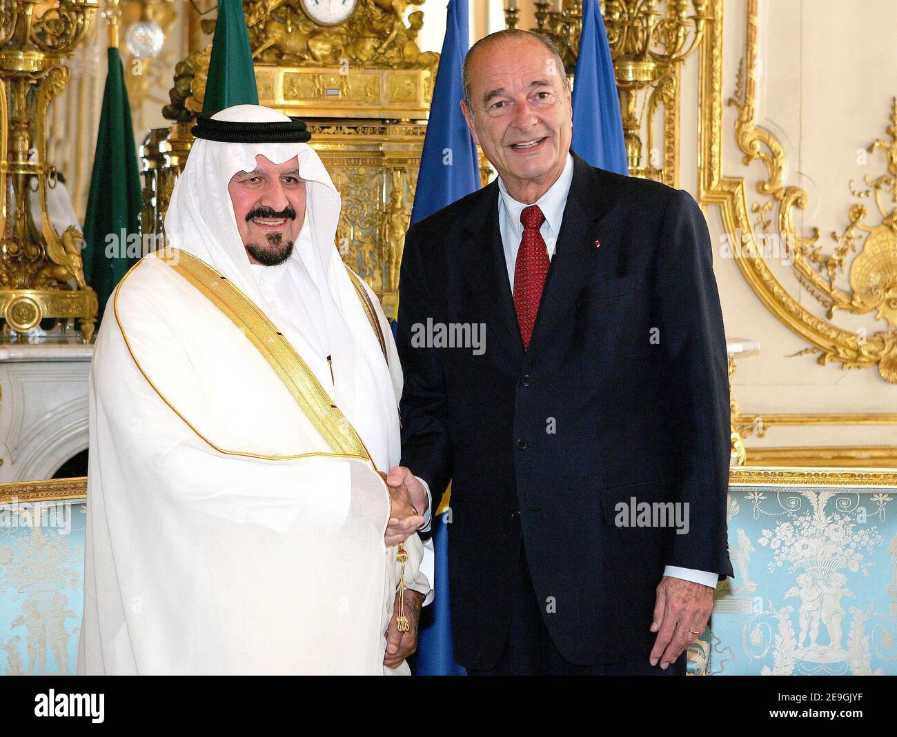 Le président français Jacques Chirac reçoit le prince héritier saoudien Sultan Bin Abdulaziz Al Saud au Palais de l'Elysée à Paris, en France, le 20 juillet 2006. Photo par Steph/Pool/ABACAPRESS.COM Banque D'Images