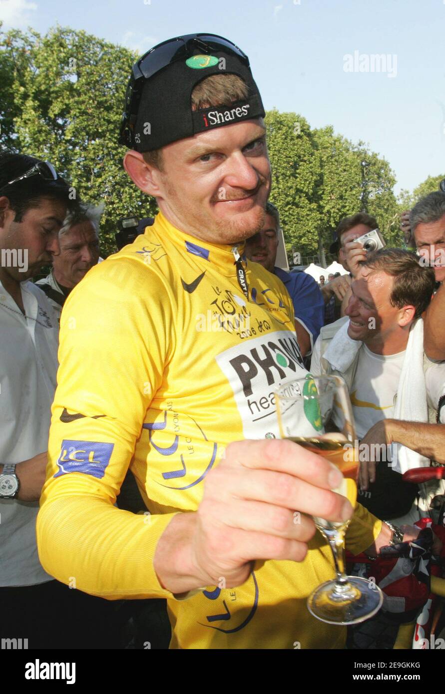 Floyd Landis des Etats-Unis et Phonak (vainqueur de la course de jersey jaune) jette le champagne après la dernière étape de la 93e course cycliste Tour de France de Sceaux-Antony à Paris champs-Elysées, à Paris, en France, le 23 2006 juillet. Floyd Landis succède à son homologue américain lance Armstrong en tant que champion du Tour de France. Armstrong a pris sa retraite l'année dernière après avoir remporté sept titres. Photo de Orban-Taamallah/Cameleon/ABACAPRESS.COM Banque D'Images