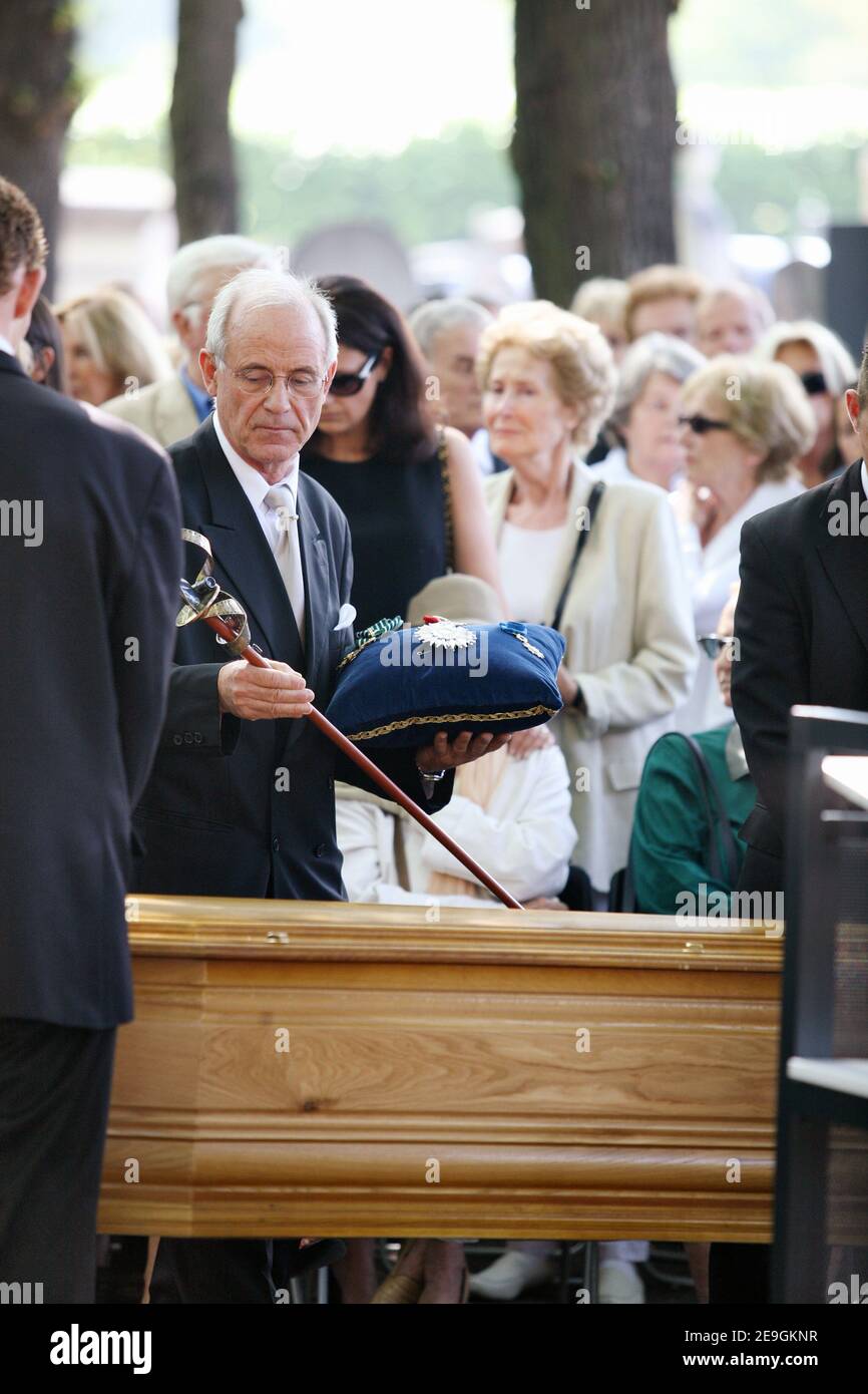 L'épée et les médailles de Gérard Oury sont exposées sur son cercueil lors de ses funérailles tenues au cimetière Montparnasse à Paris, France, le 24 juillet 2006. Photo de Denis Guignebourg/ABACAPRESS.COM Banque D'Images