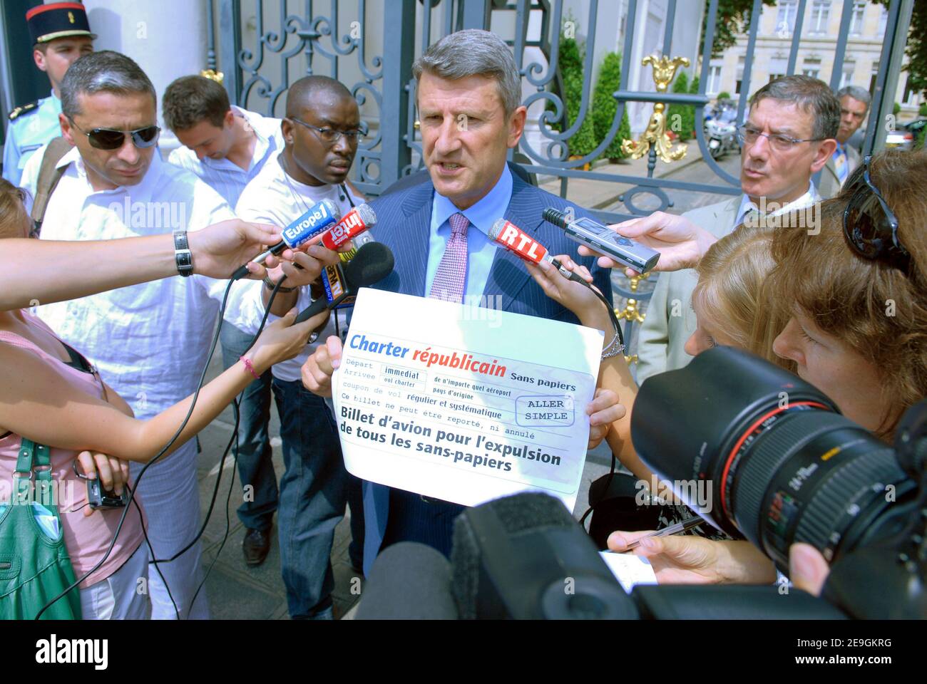 Philippe de Villiers, le dirigeant français du MPF, s'adresse au corps de presse devant le ministère de l'intérieur avant le briefing de presse du ministre de l'intérieur Nicolas Sarkozy sur les nouvelles lois sur l'immigration à Paris, en France, le 24 juillet 2006. Photo de Nicolas Khayat/ABACAPRESS.COM Banque D'Images