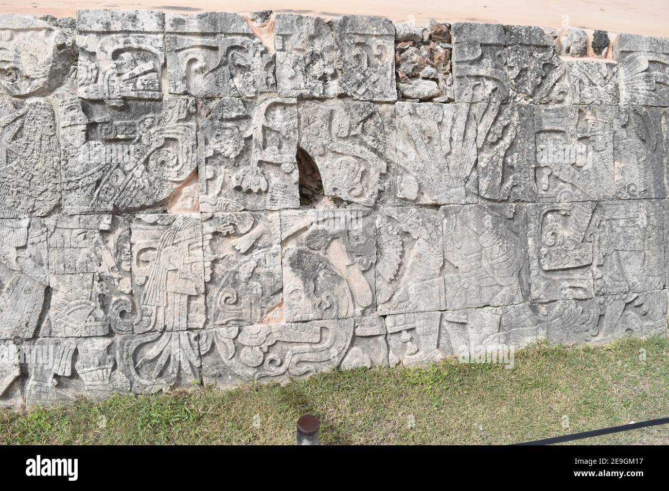 Basrelief avec le sacrifice de la défaite au jeu de balle de Chichen Itza, Yucatan Banque D'Images