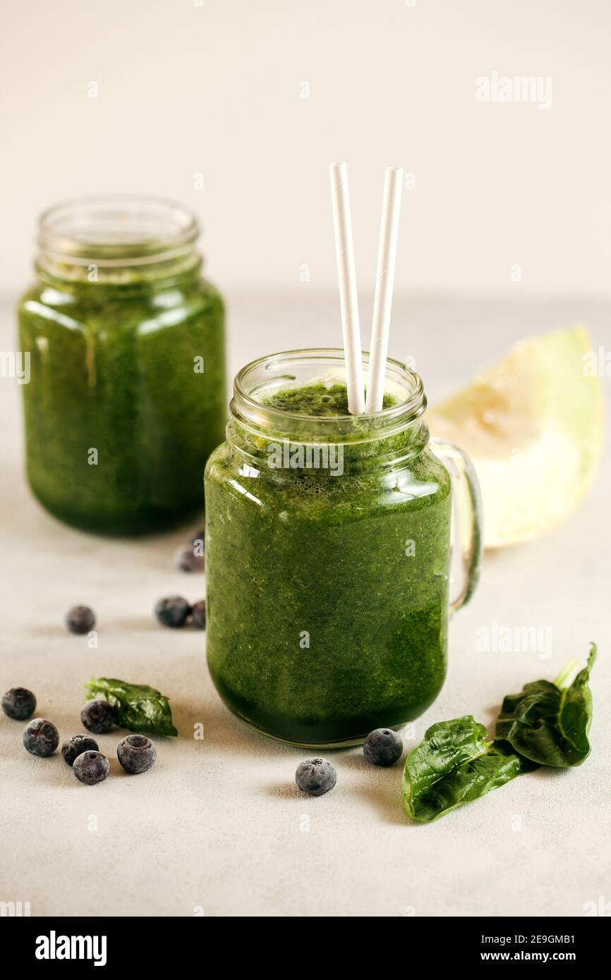 smoothie aux épinards verts aux bleuets et au melon Banque D'Images