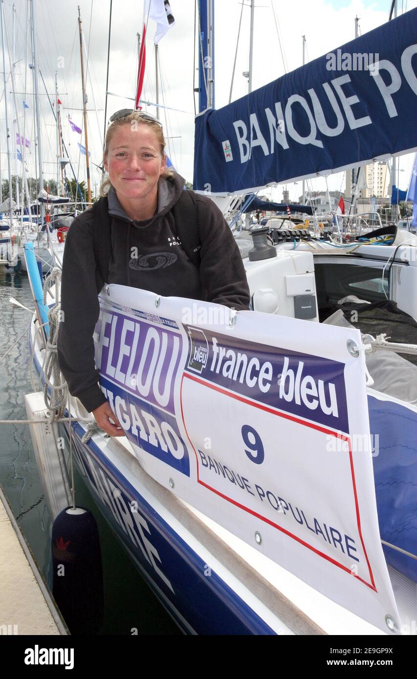 Skipper Jeanne Gregoire avant la course solo: 9 skippers, dont 29 rookies, cinq femmes et six participations internationales, ont soumis leurs inscriptions à la Solitaire Afflelou le Figaro 2006, pour gagner la course solo de 1,898 milles nautiques entre la France, l'Espagne et l'Irlande, Qui produira le gagnant général de la 37e édition à Cherbourg-Octeville, France, le 1er août 2006. Photo de Nicolas Chauveau/Cameleon/ABACAPRESS.COM Banque D'Images