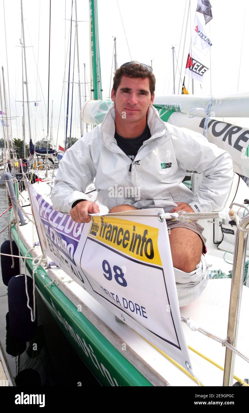 Skipper Erwan Israel avant la course solo: 9 skippers, dont 29 sont des rookies, cinq femmes et six participations internationales, ont soumis leurs inscriptions à la Solitaire Afflelou le Figaro 2006, pour gagner la course solo de 1,898 miles nautiques entre la France, l'Espagne et l'Irlande, Qui produira le vainqueur de la 37e édition à Cherbourg-Octeville, France, le 3 août 2006. Photo de Nicolas Chauveau/Cameleon/ABACAPRESS.COM Banque D'Images