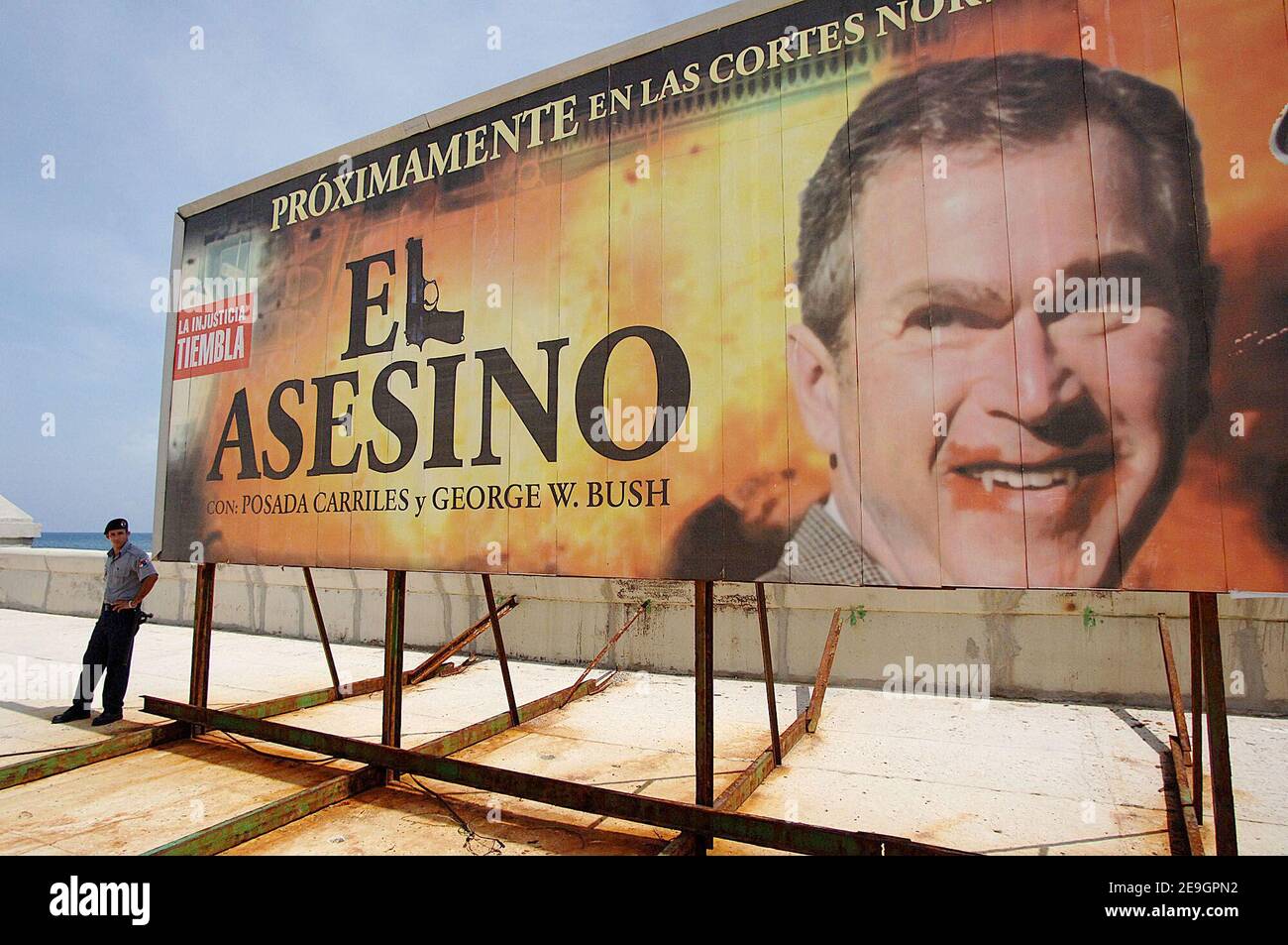 Un policier se tient à côté d'un panneau publicitaire géant qui fait la promotion du film de fiction « El Asesino » (le Killer), avec le président américain George W. Bush, représenté comme un vampire, Et Luis Posada Carriles, fugitif anti-Castro, à la Havane, Cuba, le 5 août 2006, cinq jours après qu'un Fidel Castro malade ait remis à son frère Raul un contrôle provisoire sur le gouvernement qu'il a dirigé sans interruption pendant 47 ans. Les citoyens cubains attendent de savoir si le "Lider Maximo" reprendra la direction après sa guérison d'une chirurgie intestinale. Photo par ABACAPRESS.COM Banque D'Images