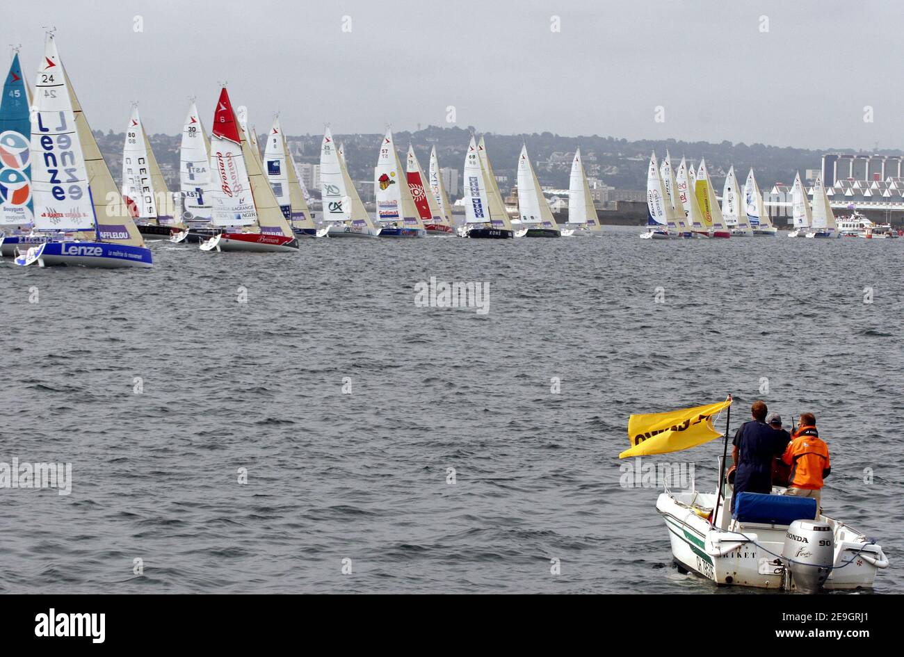 Départ de la course solo 'la Solitaire Afflelou le Figaro' à Cherbourg-Octeville, France, le 6 août 2006 : 9 skippers, dont 29 sont des rookies, cinq femmes et six inscriptions internationales, ont soumis leurs inscriptions à la Solitaire Afflelou le Figaro 2006, pour gagner la course solo de 1,898 milles marins entre la France, l'Espagne et l'Irlande, qui produira le vainqueur global de la 37e édition. Photo de Nicolas Chauveau/Cameleon/ABACAPRESS.COM Banque D'Images