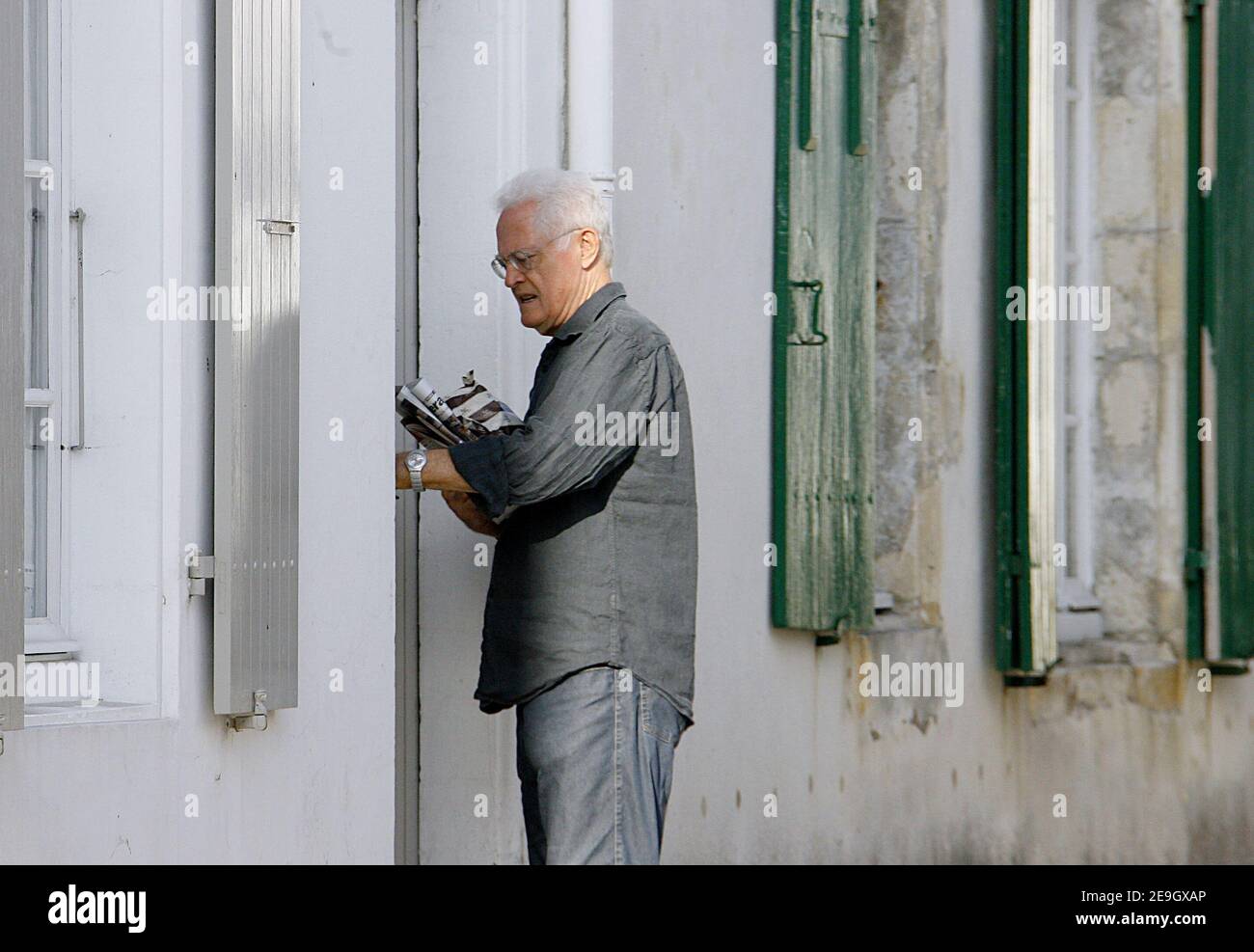 L'ancien Premier ministre français Lionel Jospin est en vacances à Ars en Re,  dans le sud-ouest de la France, le 14 août 2006. Photo de Patrick  Bernard/ABACAPRESS.COM Photo Stock - Alamy