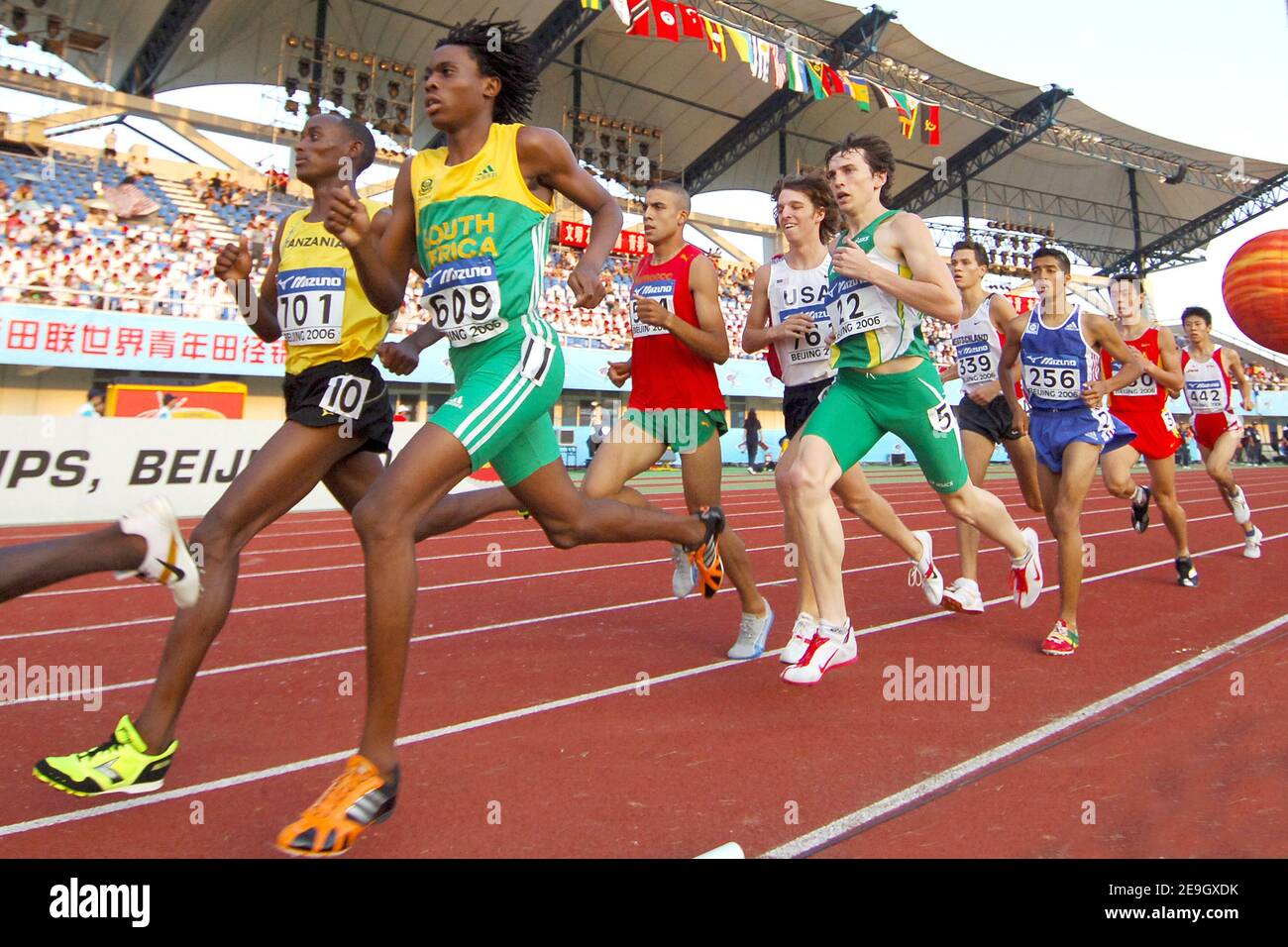 Tshamano Setgone, de la République sud-africaine, Pascal Mombo Sarwat, de la Tanzanie, et Otmane Belharbazi, de la France, concourent sur les 1500 mètres de chaleur des hommes lors des 11e championnats du monde junior de l'IAAF à Beijing, en Chine, le 15 août 2006. Photo de Nicolas Gouhier/Cameleon/ABACAPRESS.COM Banque D'Images