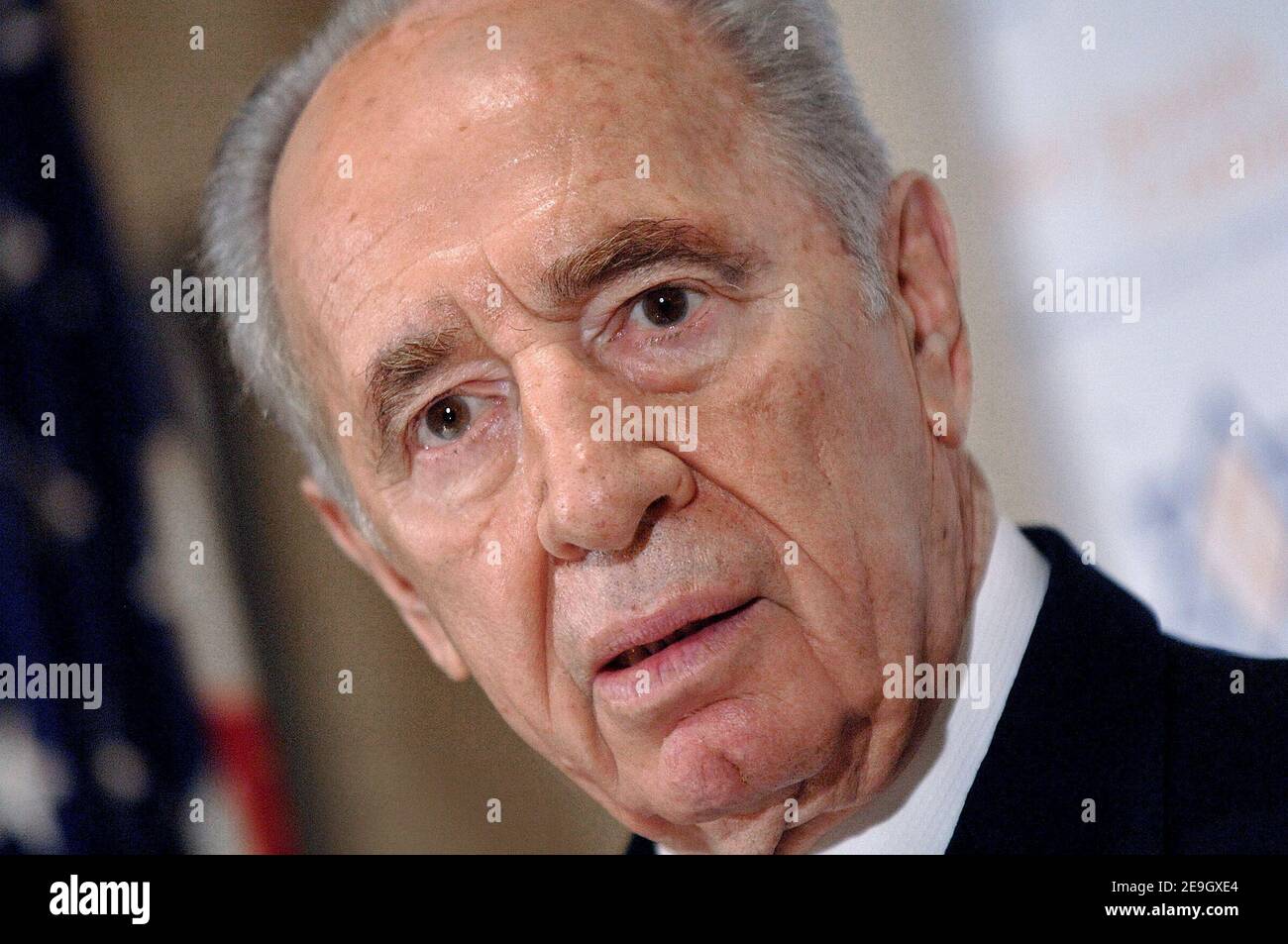 L'ancien Premier ministre israélien Shimon Peres tient une conférence de presse pour discuter du dernier développement entre Israël et le Hezbollah, à Washington, DC, Etats-Unis, le 16 août 2006. Photo par Olivier Douliery/ABACAPRESS.COM Banque D'Images