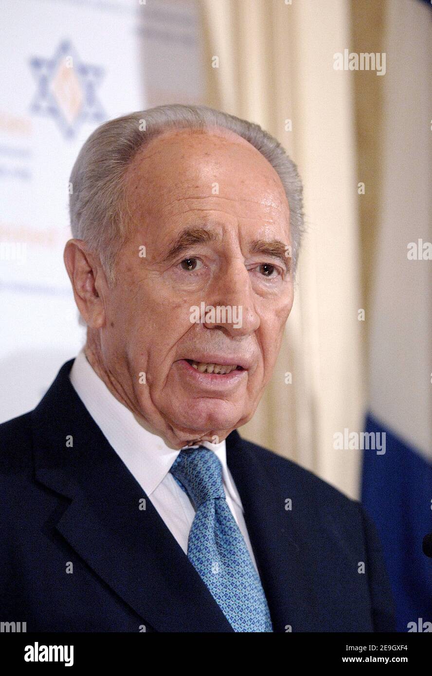 L'ancien Premier ministre israélien Shimon Peres tient une conférence de presse pour discuter du dernier développement entre Israël et le Hezbollah, à Washington, DC, Etats-Unis, le 16 août 2006. Photo par Olivier Douliery/ABACAPRESS.COM Banque D'Images