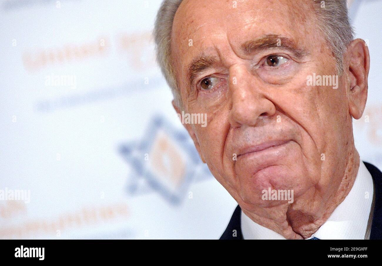 L'ancien Premier ministre israélien Shimon Peres tient une conférence de presse pour discuter du dernier développement entre Israël et le Hezbollah, à Washington, DC, Etats-Unis, le 16 août 2006. Photo par Olivier Douliery/ABACAPRESS.COM Banque D'Images