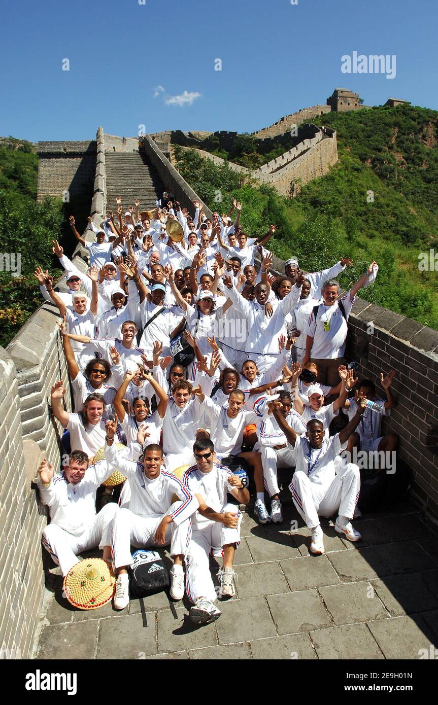L'équipe française pose sur la Grande Muraille de Chine, au nord-ouest de Pékin, après le 11ème championnat mondial junior de l'IAAF, en Chine, le 21 août 2006. Photo de Nicolas Gouhier/Cameleon/ABACAPRESS.COM Banque D'Images